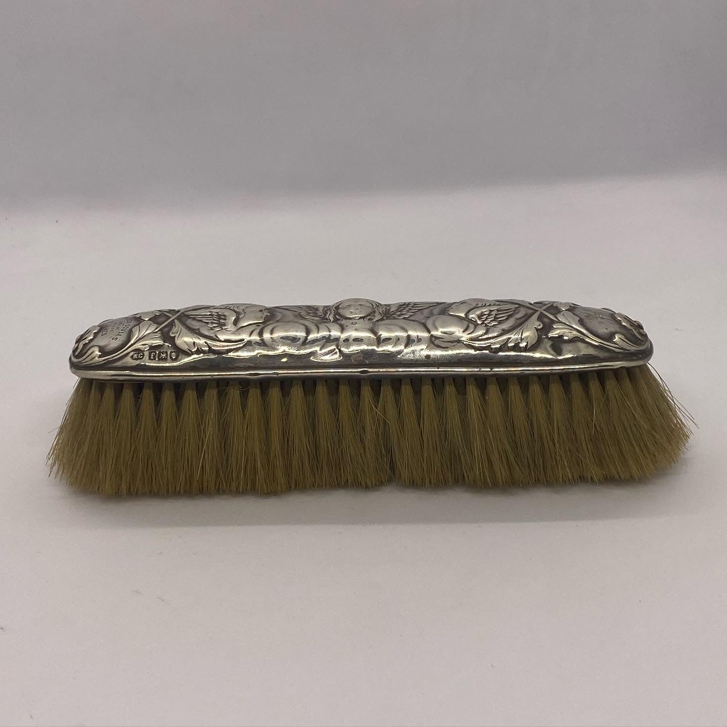 威廉·科明斯 (William Comyns) 创作的爱德华时代古董雷诺兹天使银衣刷