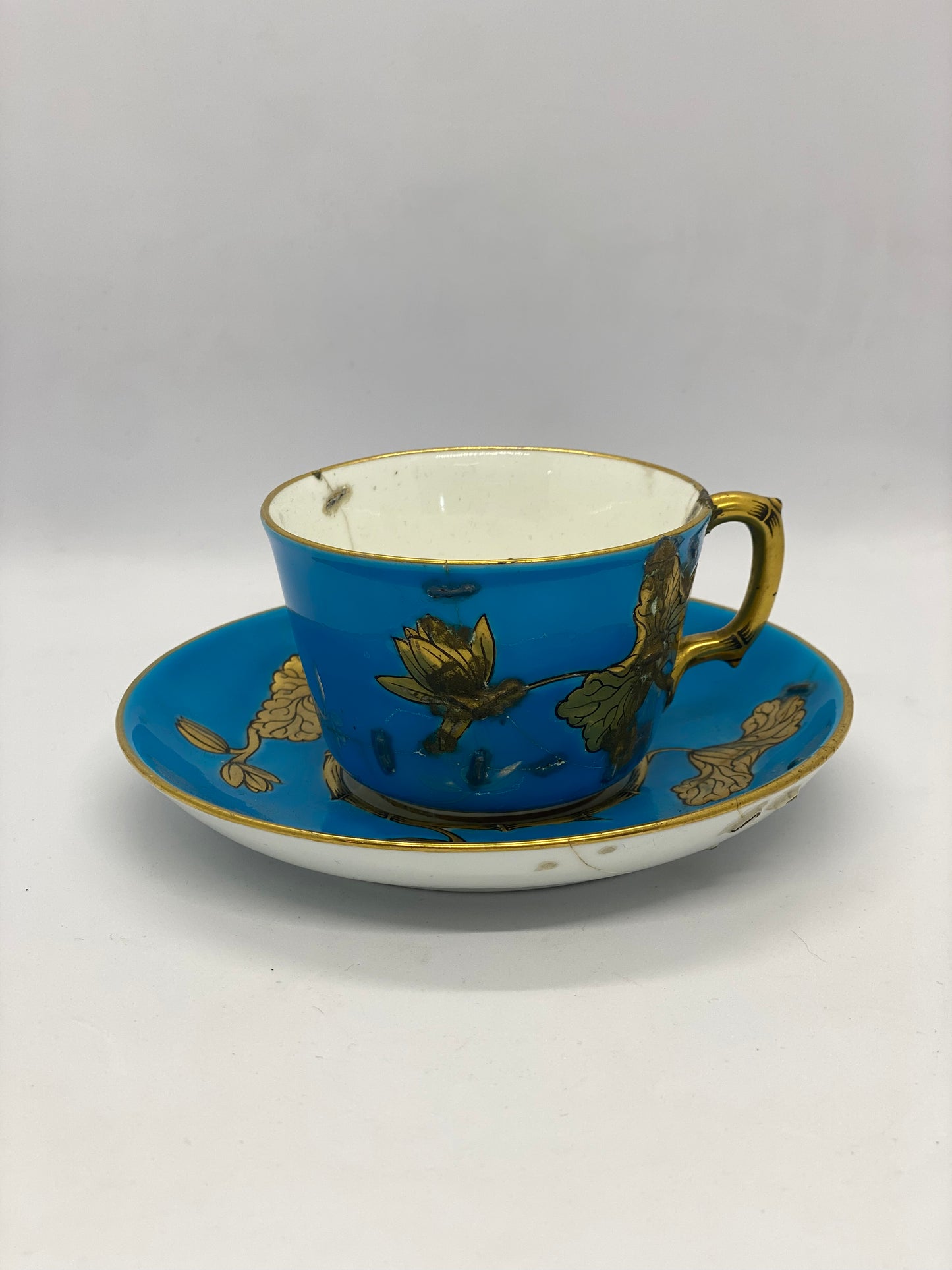 Juego de taza de té y platillo Minton antiguo de alrededor de 1874 en un diseño poco común con reparaciones básicas históricas