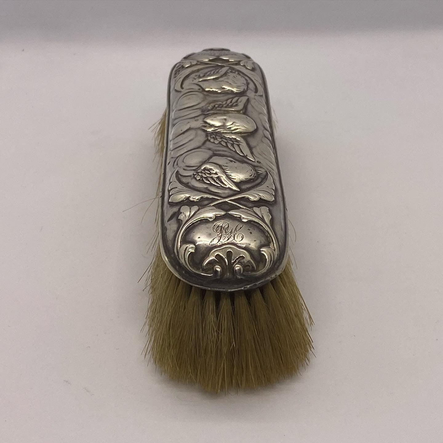 威廉·科明斯 (William Comyns) 创作的爱德华时代古董雷诺兹天使银衣刷