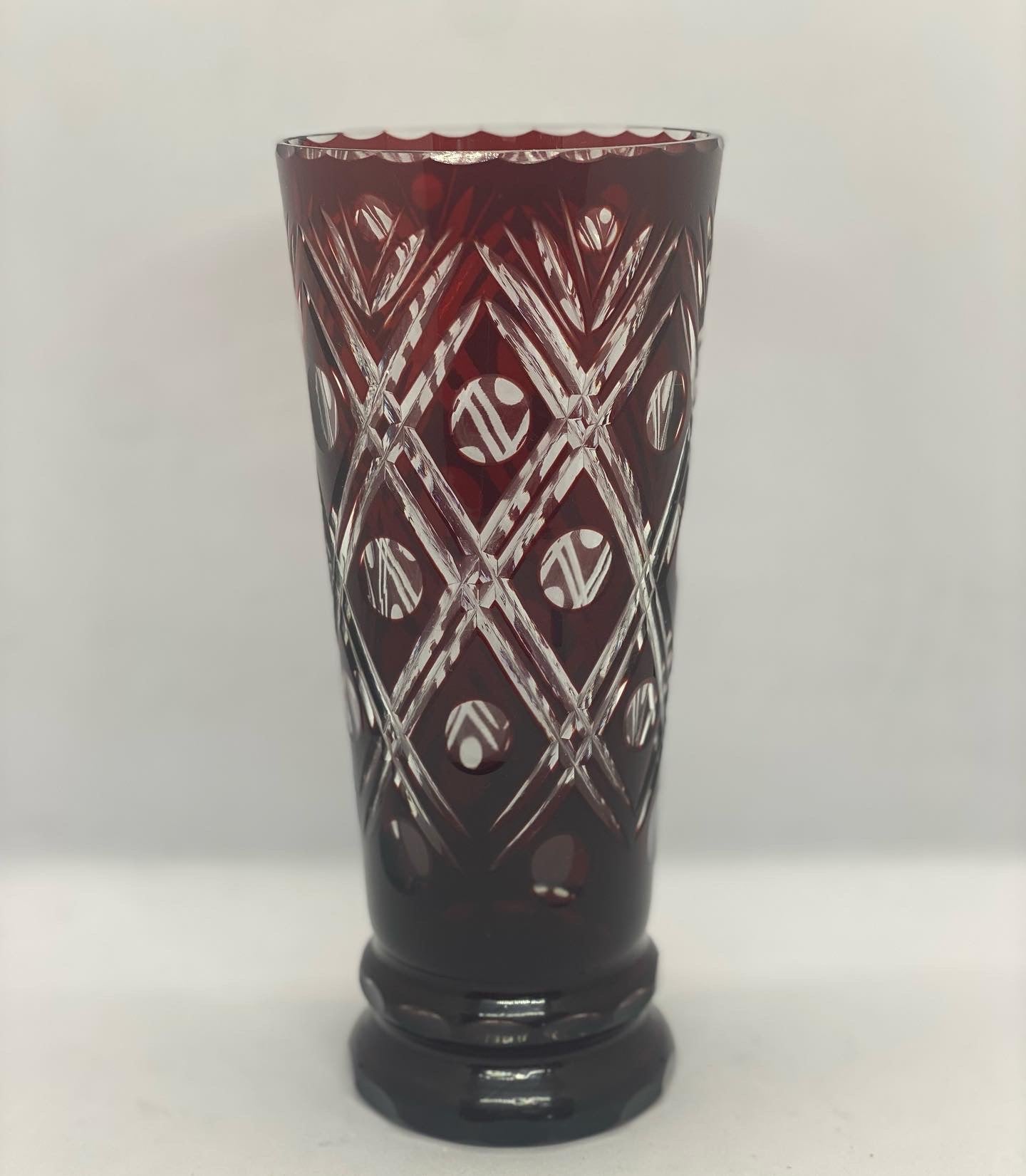 Jarrón Bohemian Red cortado a transparente, circa 1900