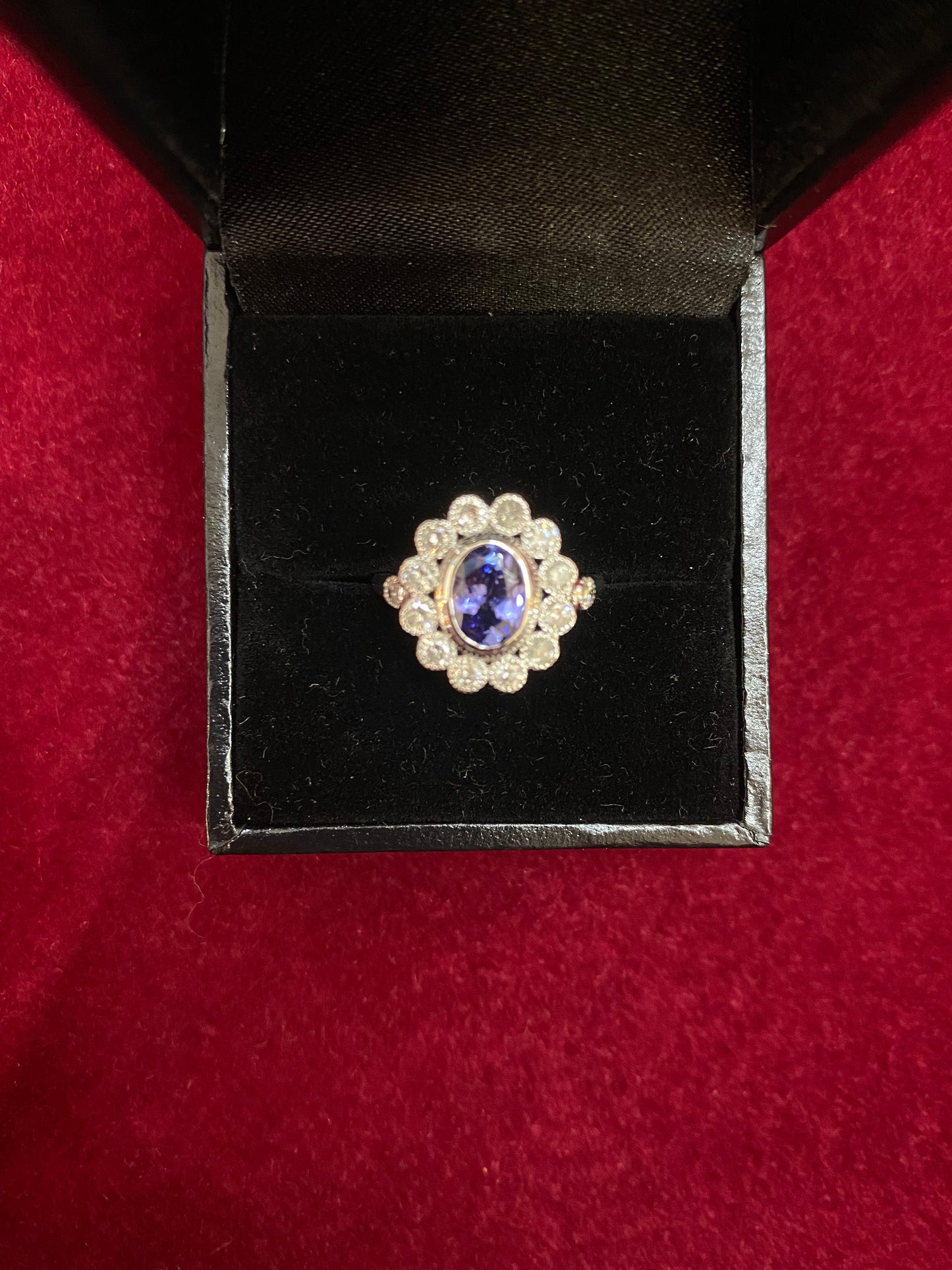 复古 18ct 白金坦桑石与钻石“黛安娜”风格群镶戒指