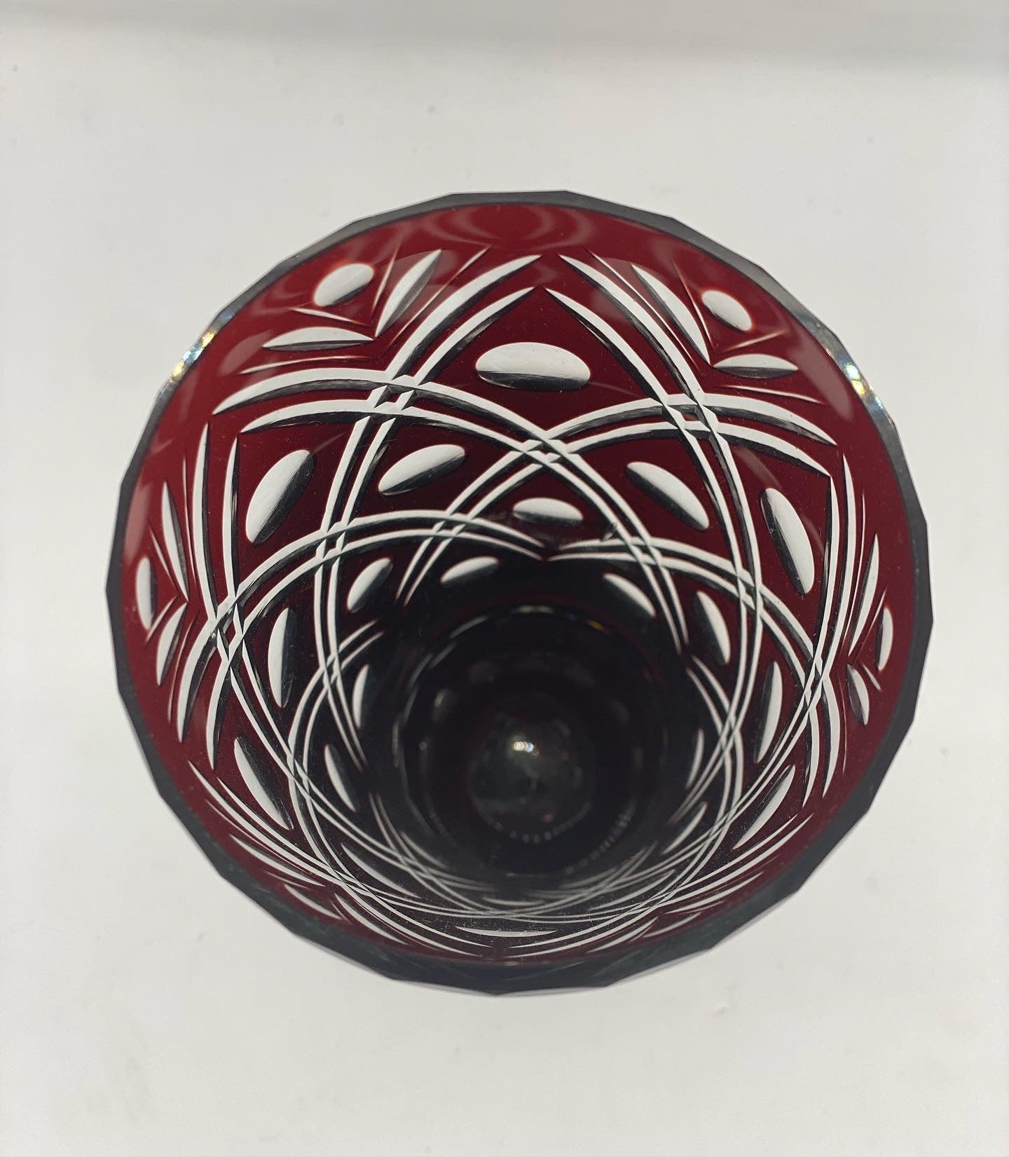 Jarrón Bohemian Red cortado a transparente, circa 1900