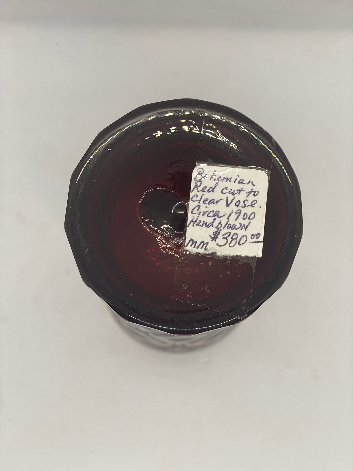 Jarrón Bohemian Red cortado a transparente, circa 1900