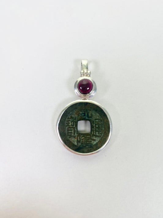 古董清朝乾隆年间(1735-1796)钱币吊坠,纯银镶石榴石