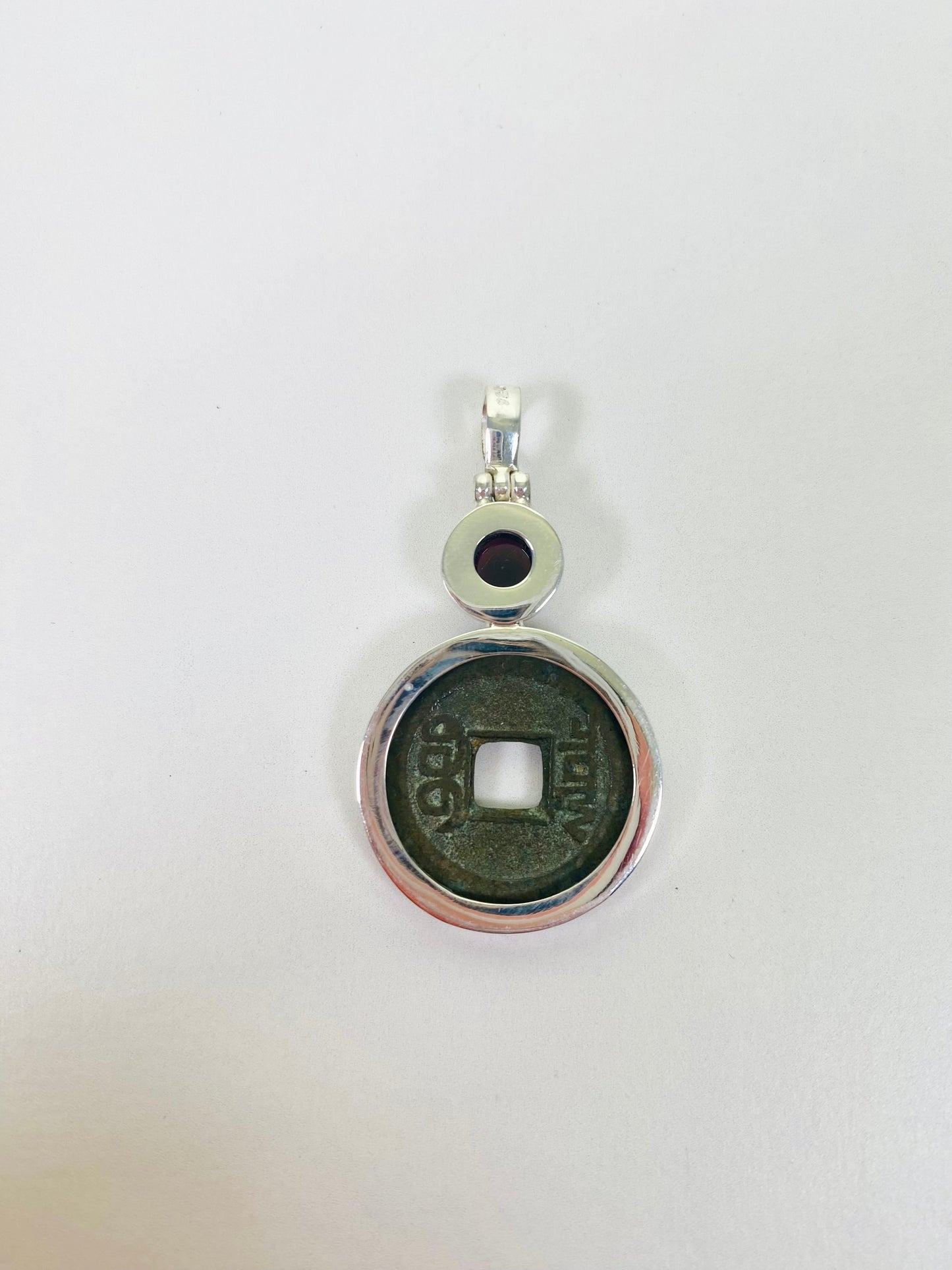 古董清朝乾隆年间(1735-1796)钱币吊坠,纯银镶石榴石