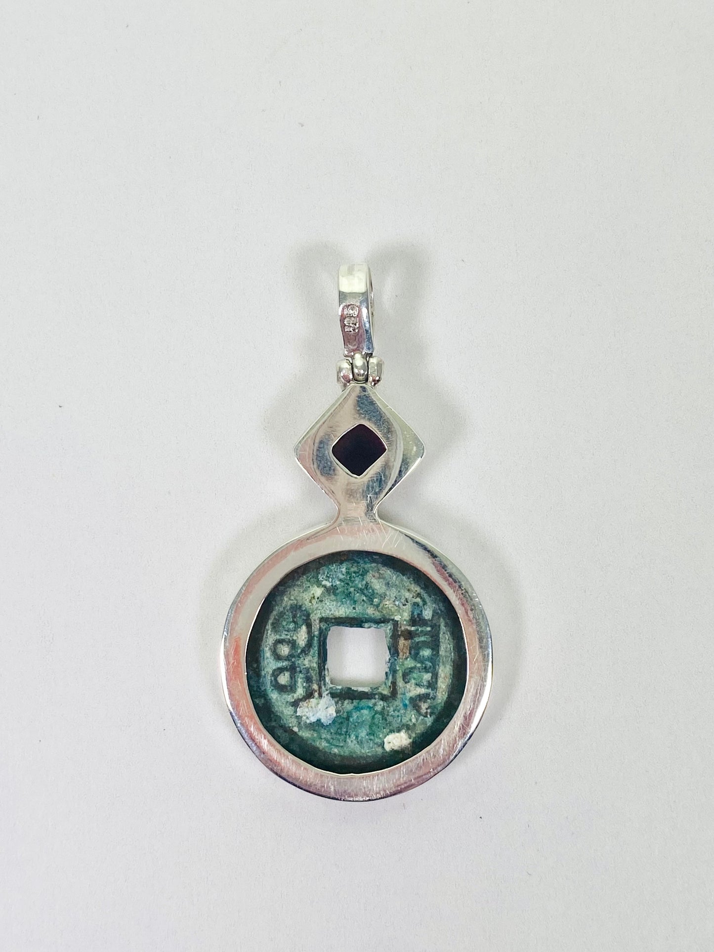 古董清朝乾隆年间(1735-1796)钱币吊坠,纯银镶石榴石