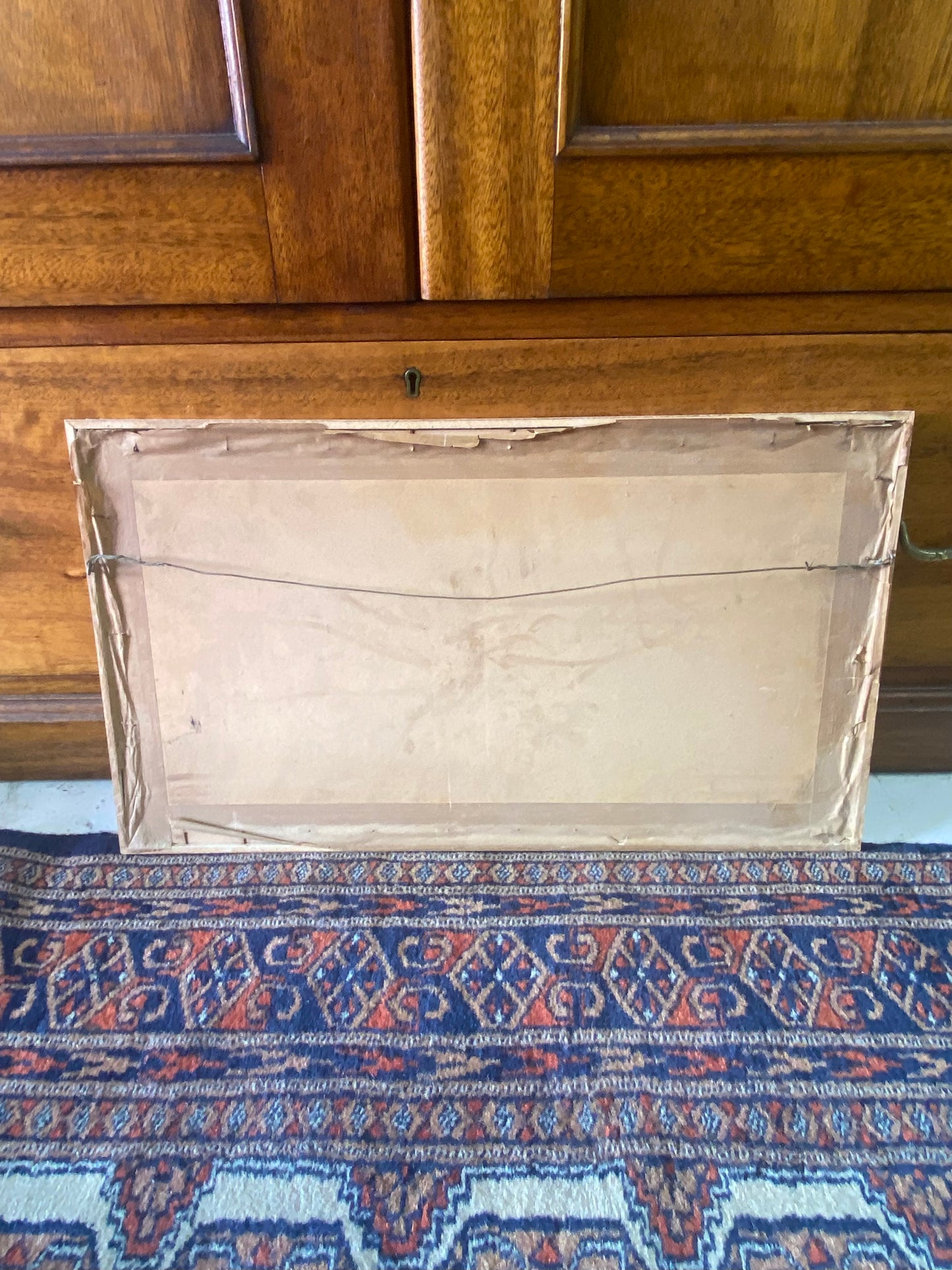 Grabado hawaiano de Eugene Savage, enmarcado a mediados de siglo, circa 1940-1950. "Aparece un dios".