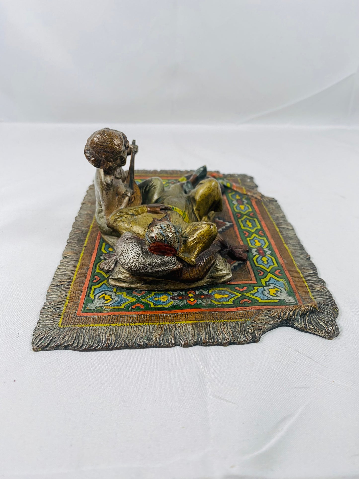 维也纳冷画情色青铜雕塑,描绘的是地毯上的男女音乐家,摩尔/东方风格,约 1910 年。应为弗朗茨·伯格曼所作。