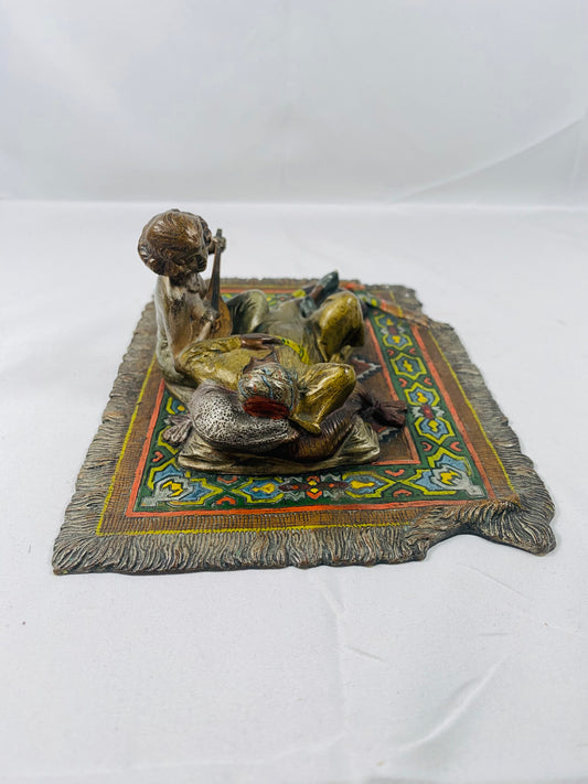 维也纳冷画情色青铜雕塑,描绘的是地毯上的男女音乐家,摩尔/东方风格,约 1910 年。应为弗朗茨·伯格曼所作。