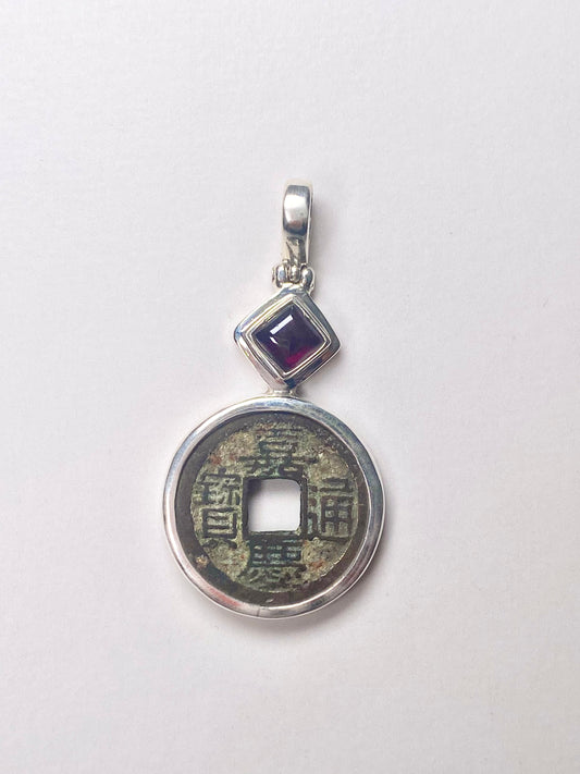 古董清朝嘉庆年间(1796-1820 年)钱币吊坠,纯银镶石榴石
