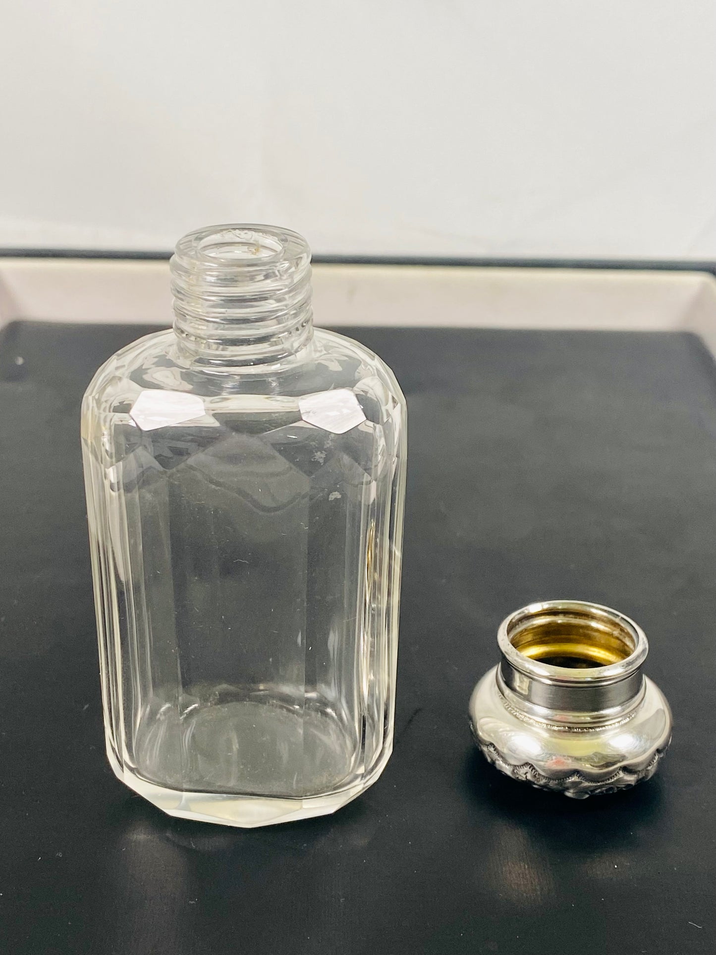 Botella antigua de perfume o tocador de cristal tallado victoriano y plata esterlina