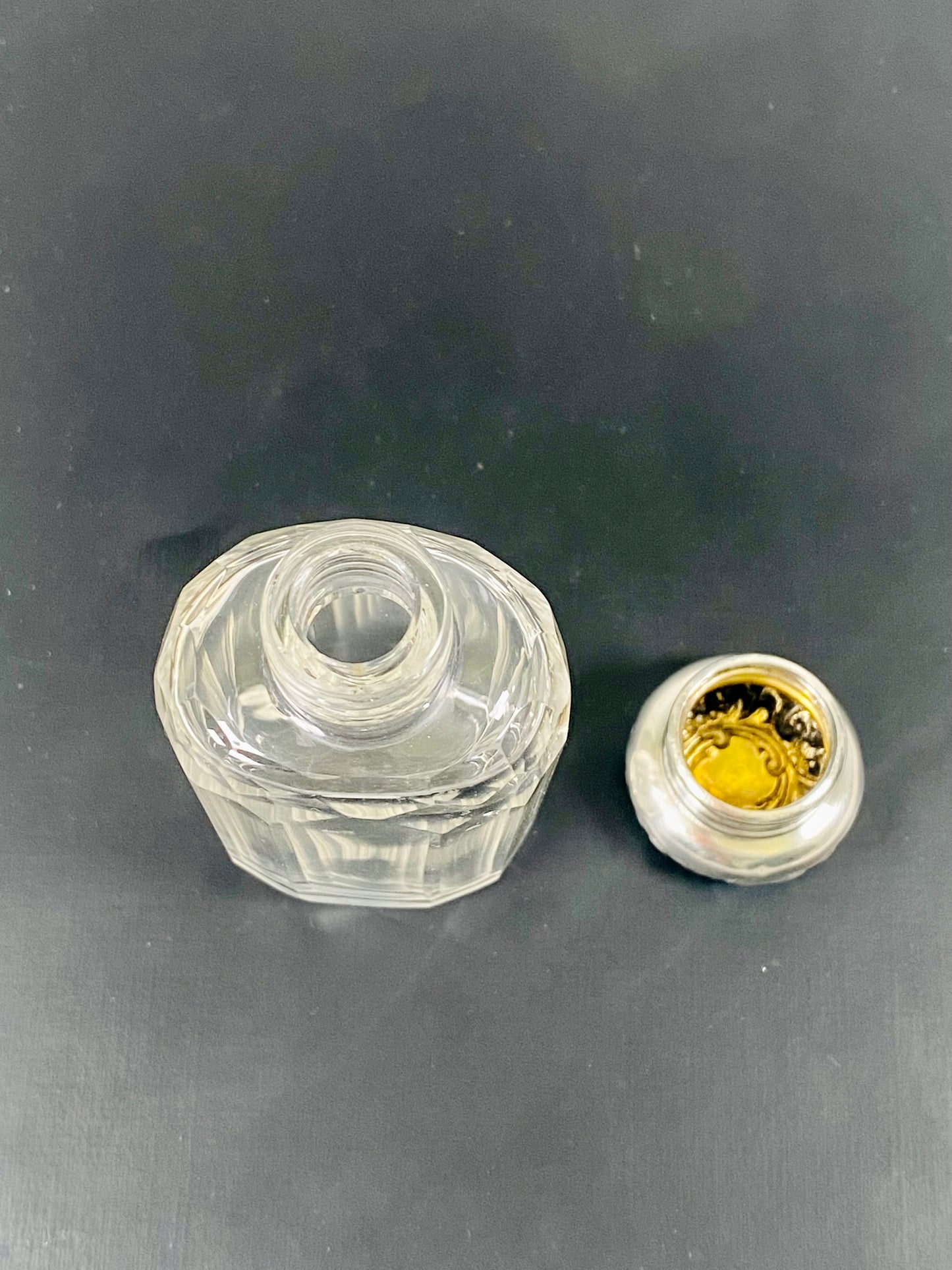 Botella antigua de perfume o tocador de cristal tallado victoriano y plata esterlina