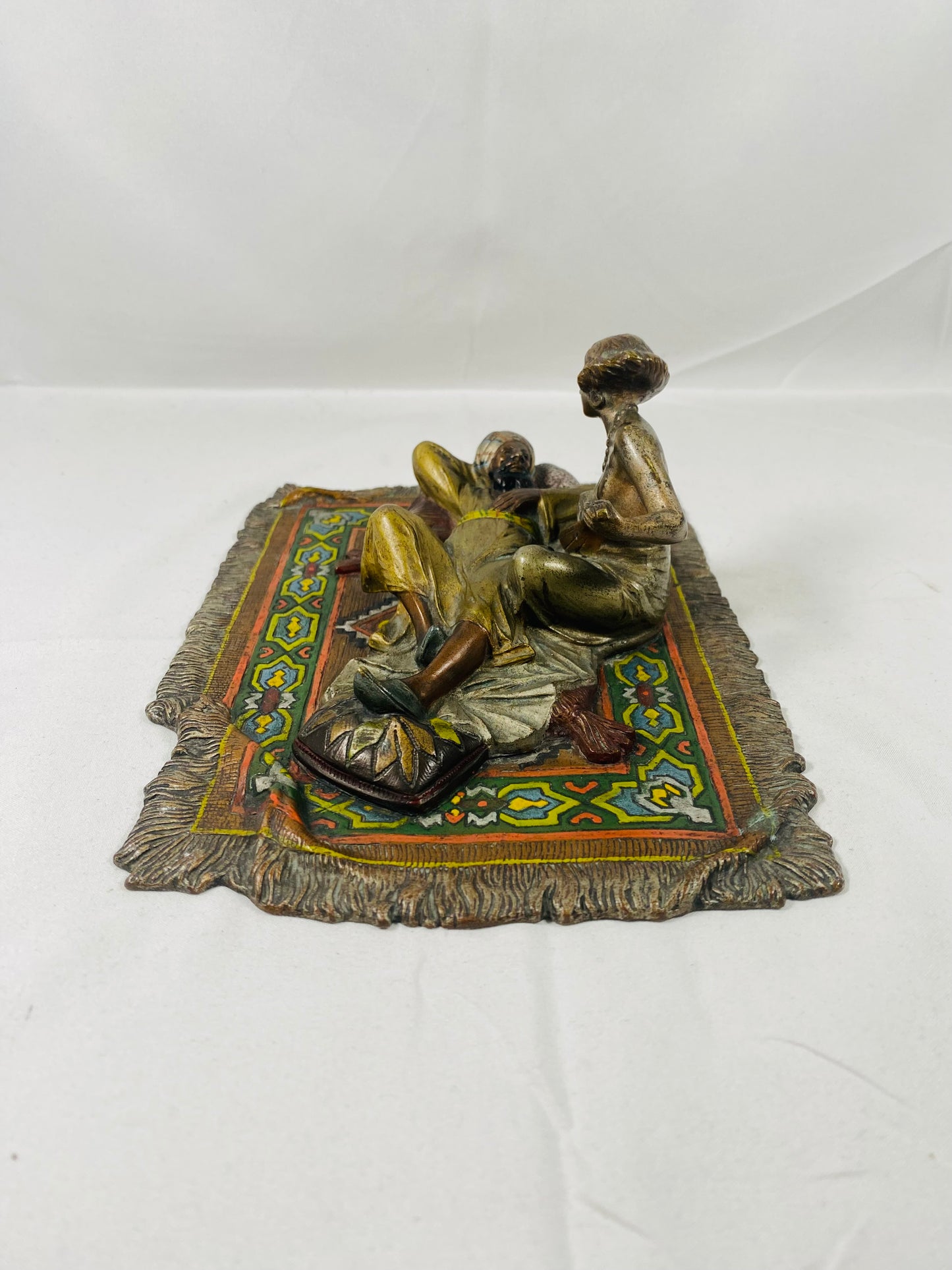 维也纳冷画情色青铜雕塑,描绘的是地毯上的男女音乐家,摩尔/东方风格,约 1910 年。应为弗朗茨·伯格曼所作。