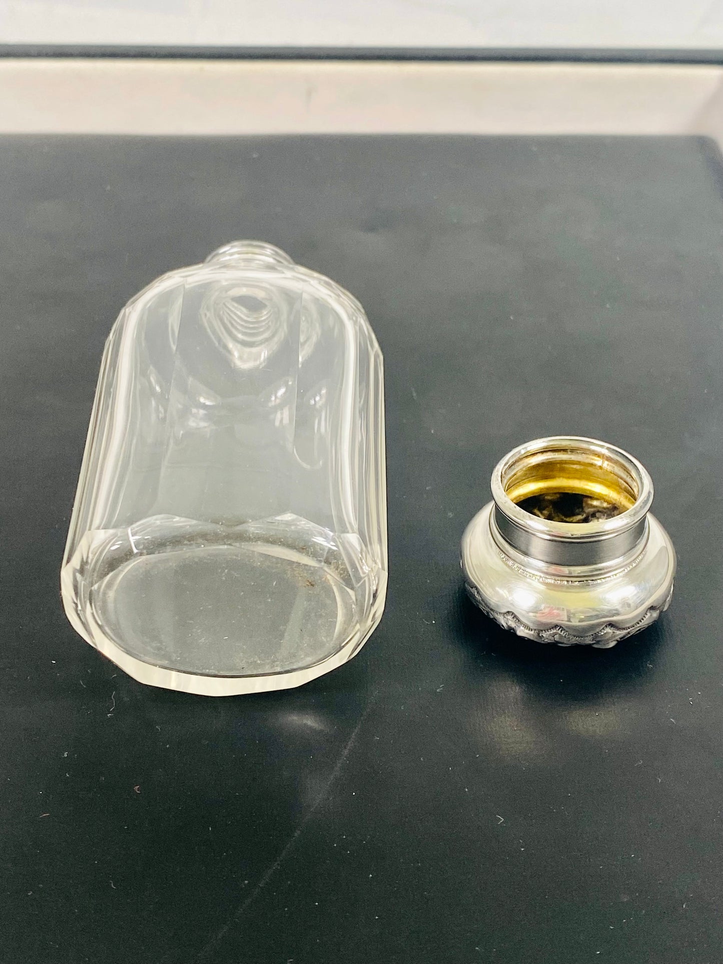 Botella antigua de perfume o tocador de cristal tallado victoriano y plata esterlina