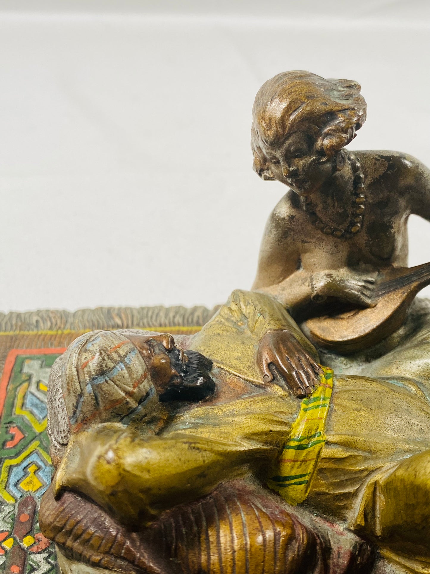 维也纳冷画情色青铜雕塑,描绘的是地毯上的男女音乐家,摩尔/东方风格,约 1910 年。应为弗朗茨·伯格曼所作。