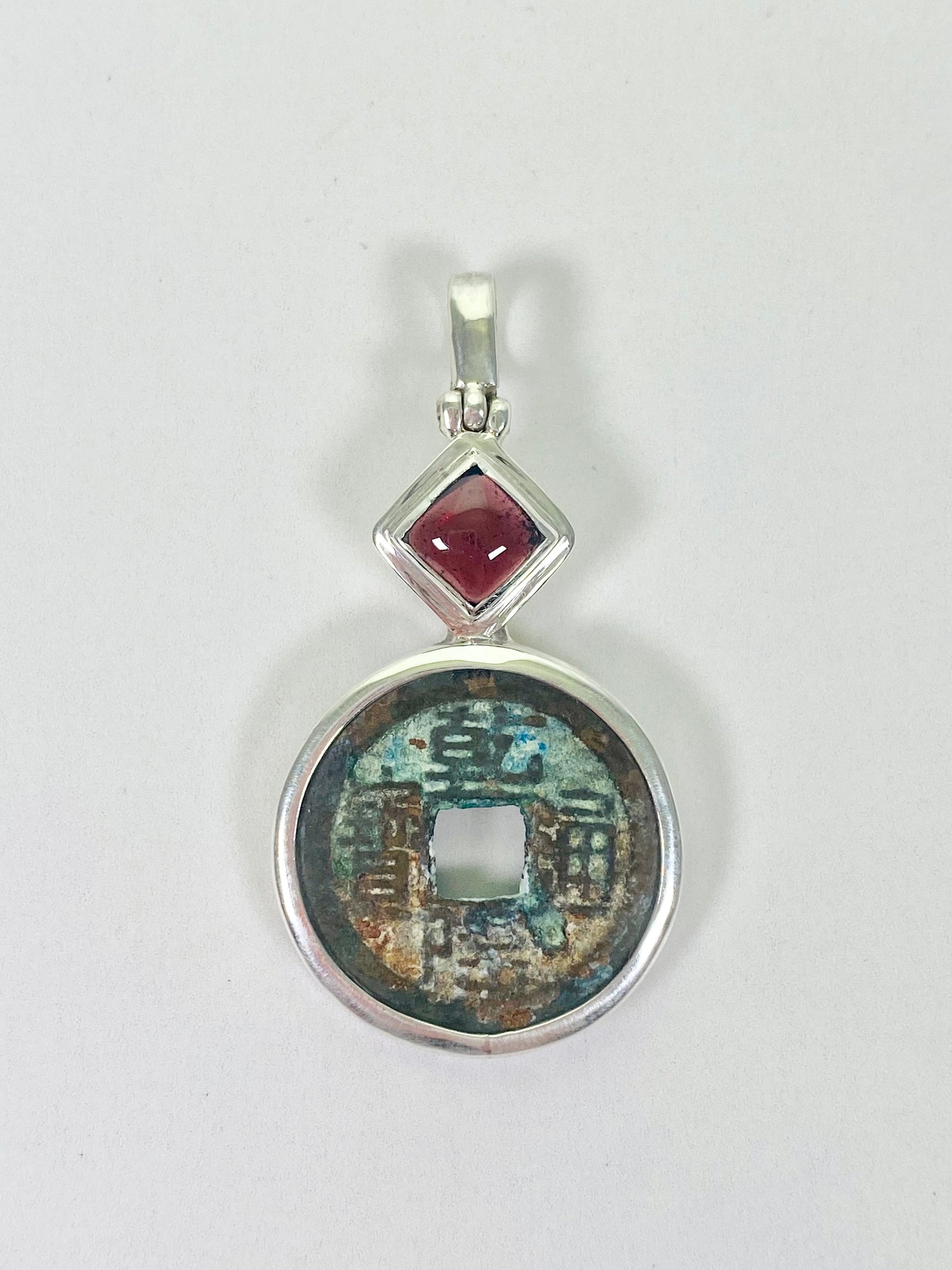 古董清朝乾隆年间(1735-1796)钱币吊坠,纯银镶石榴石