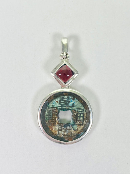 古董清朝乾隆年间(1735-1796)钱币吊坠,纯银镶石榴石