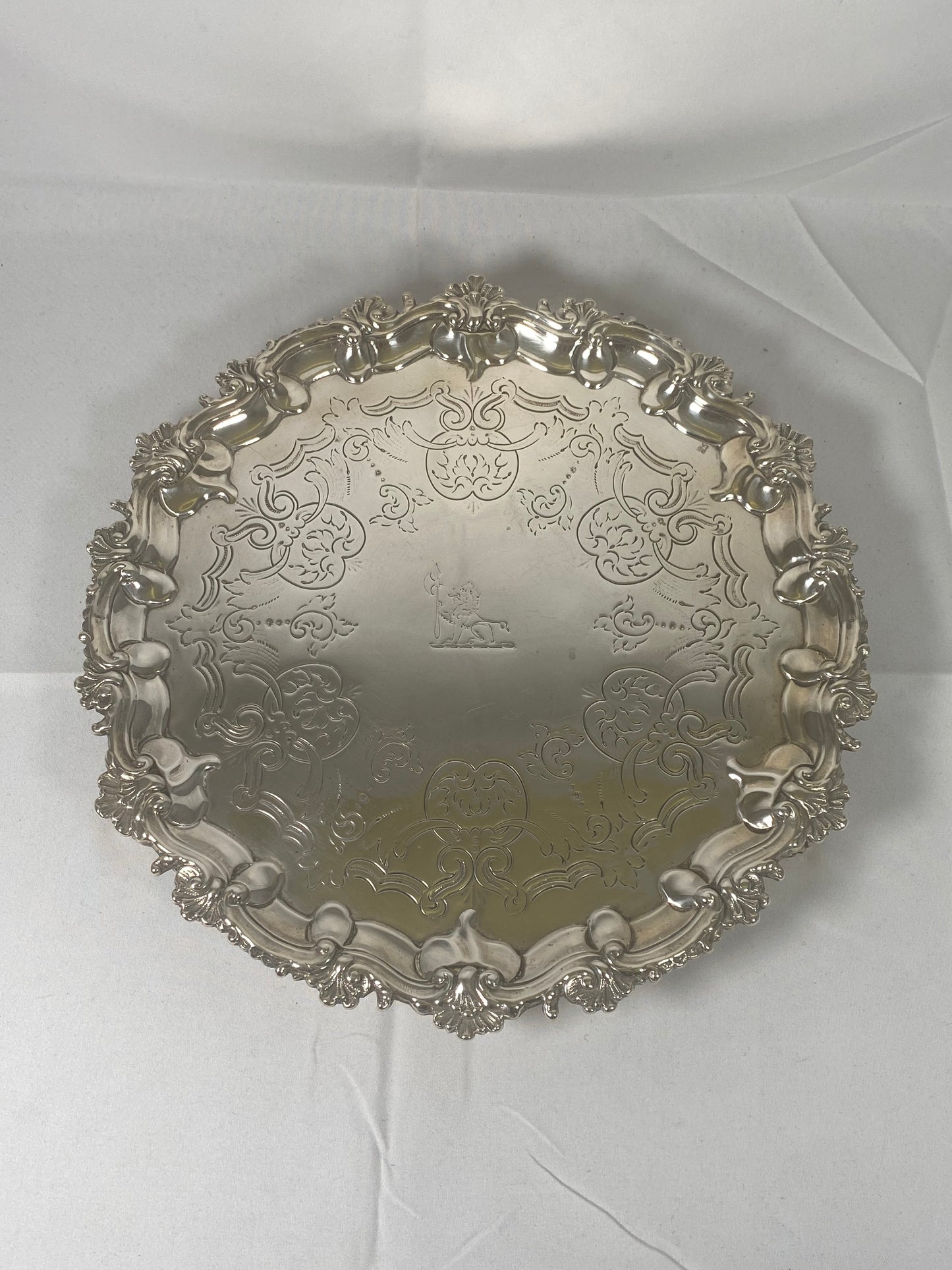 Bandeja de plata de ley de finales de la época victoriana. Goldsmiths Alliance, Londres, 1871