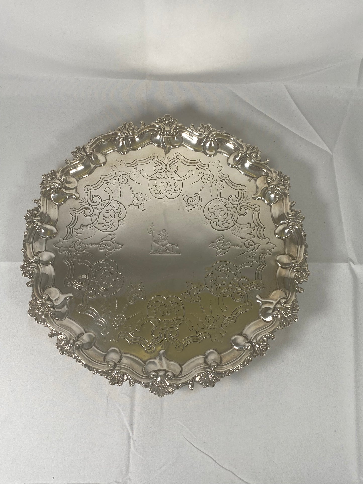 Bandeja de plata de ley de finales de la época victoriana. Goldsmiths Alliance, Londres, 1871