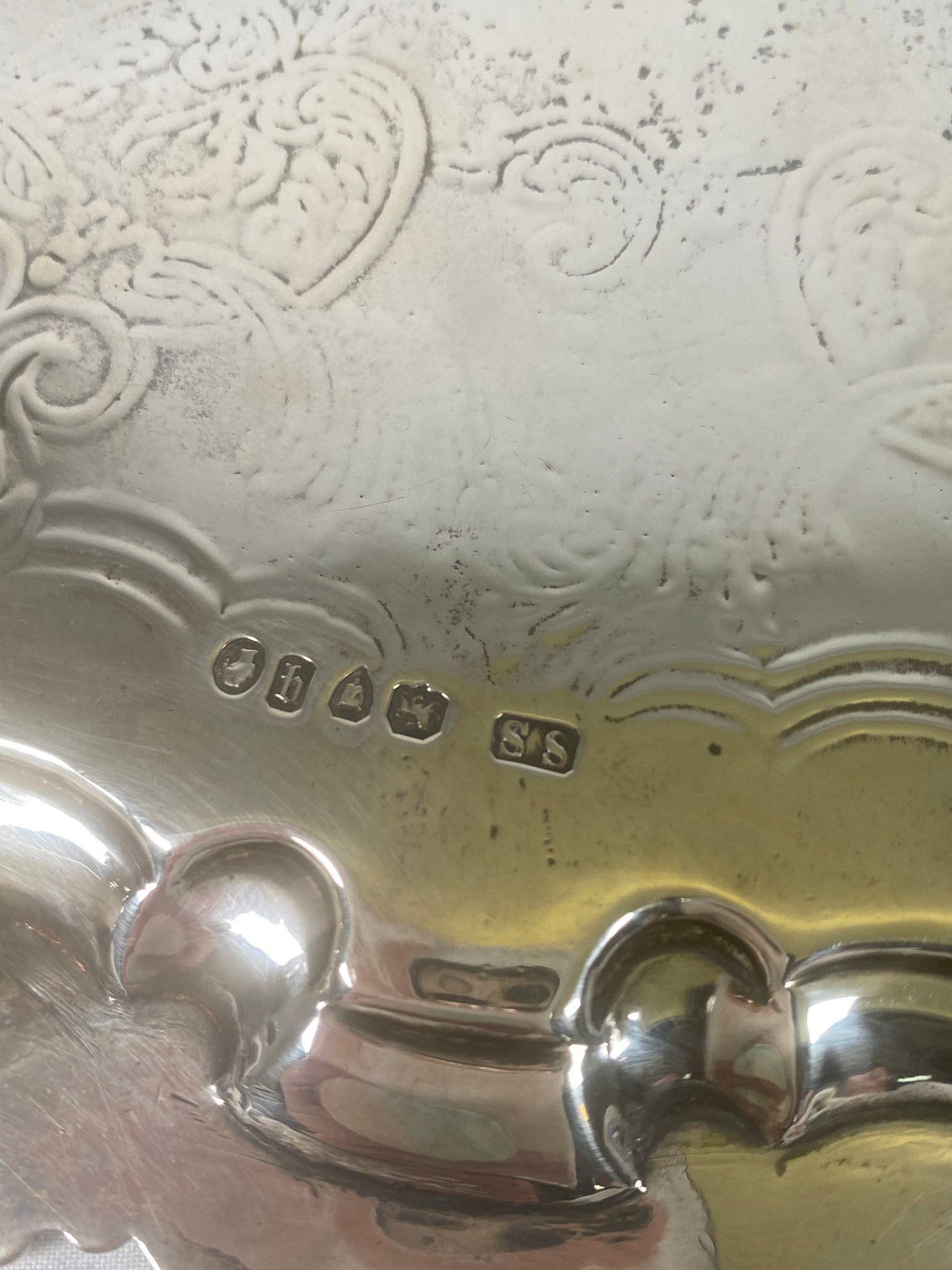 Bandeja de plata de ley de finales de la época victoriana. Goldsmiths Alliance, Londres, 1871