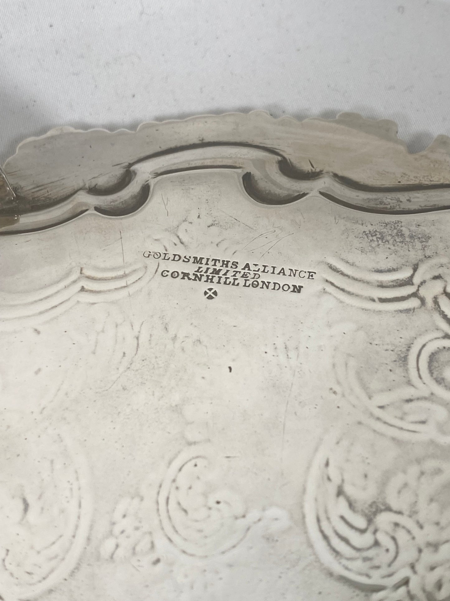 Bandeja de plata de ley de finales de la época victoriana. Goldsmiths Alliance, Londres, 1871