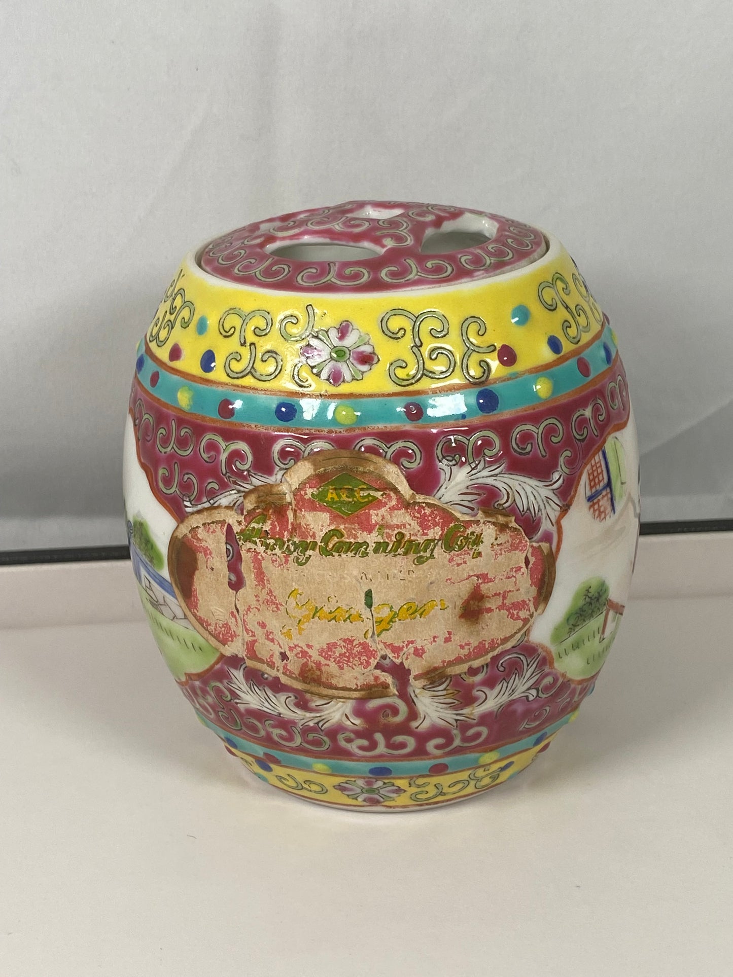 Rare Medallion Lidded Jingdezhen ginger jar, Amoy Canning Corporation circa late 1940s to 50s.
