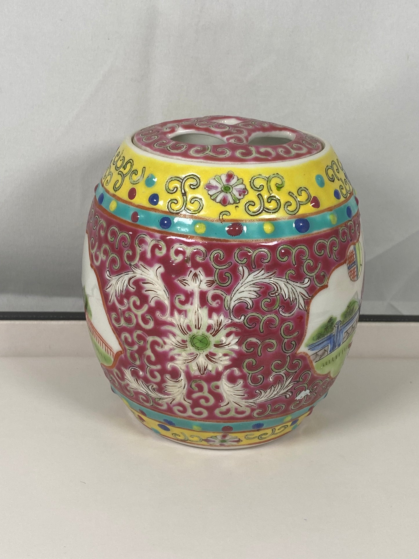 Rare Medallion Lidded Jingdezhen ginger jar, Amoy Canning Corporation circa late 1940s to 50s.