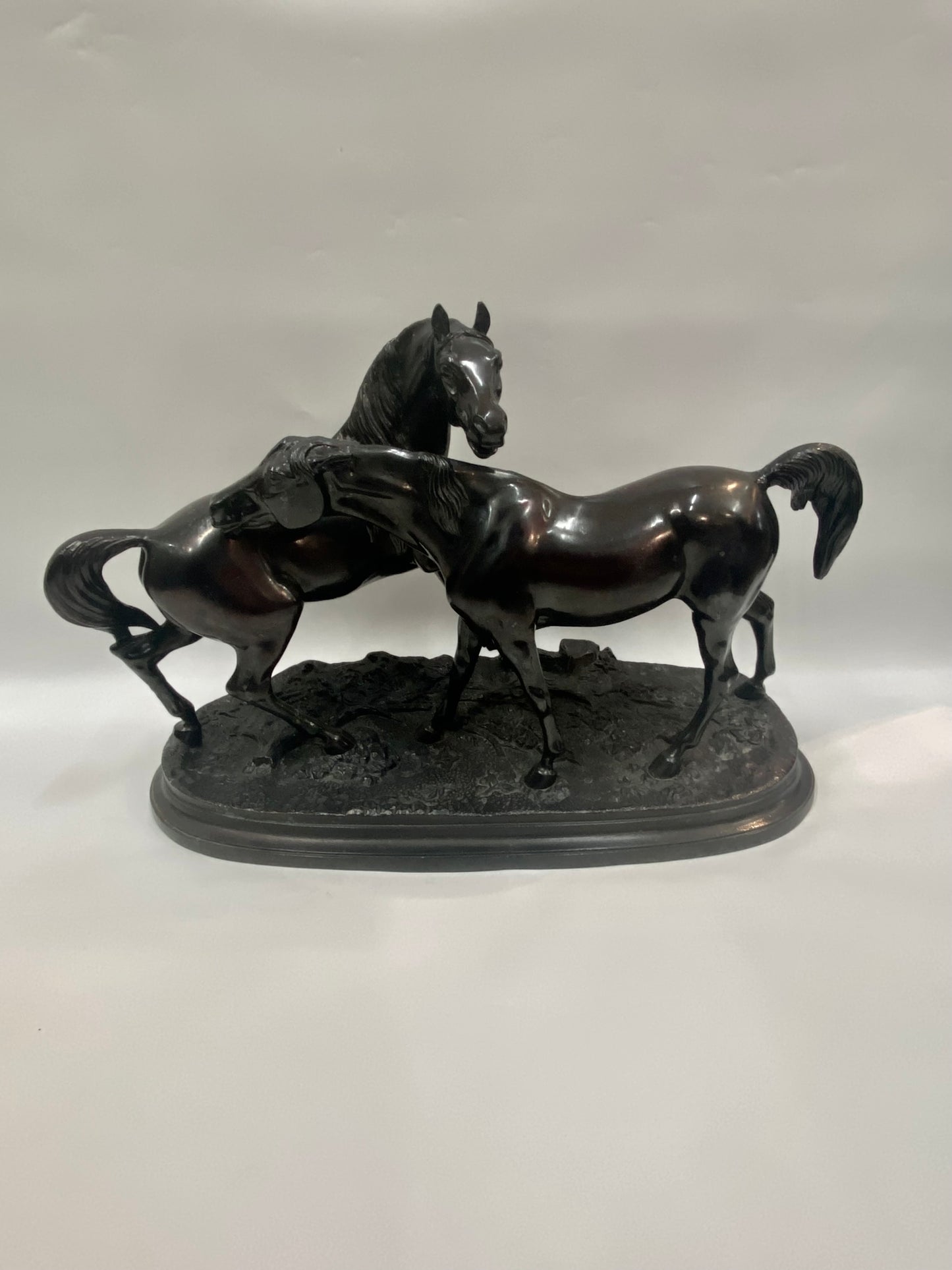 Escultura de caballo en bronce de principios del siglo XX, basada en L'Accolade de Pierre Mene. 1908-1939