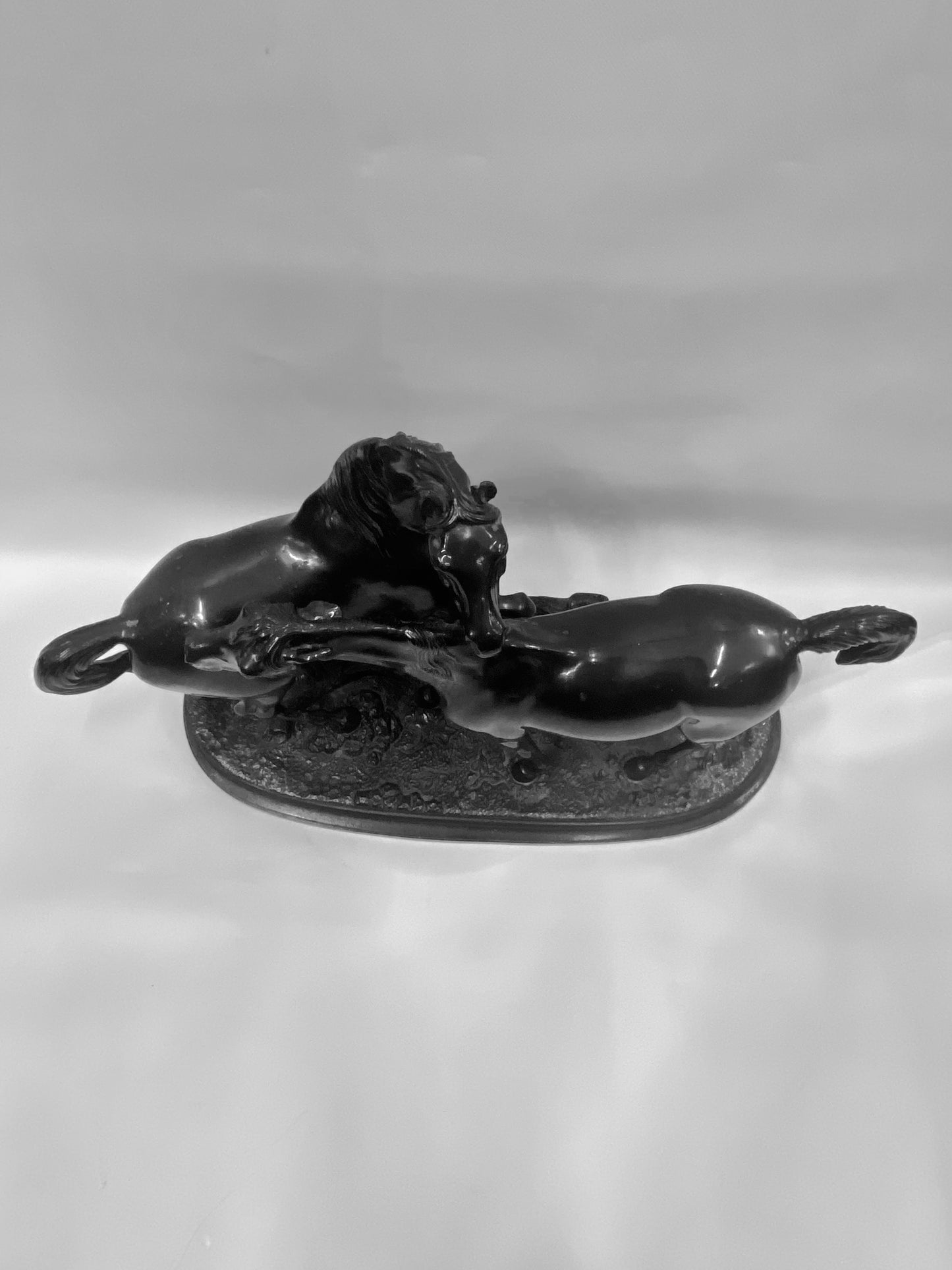 Escultura de caballo en bronce de principios del siglo XX, basada en L'Accolade de Pierre Mene. 1908-1939