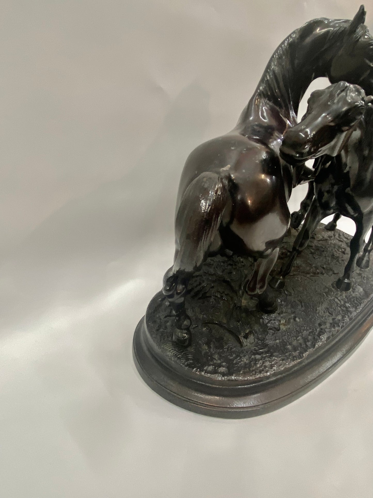 Escultura de caballo en bronce de principios del siglo XX, basada en L'Accolade de Pierre Mene. 1908-1939