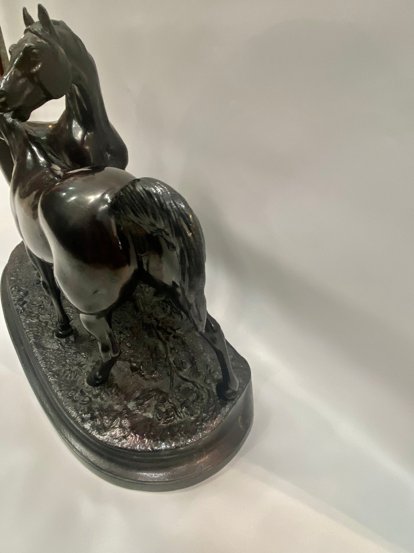 Escultura de caballo en bronce de principios del siglo XX, basada en L'Accolade de Pierre Mene. 1908-1939