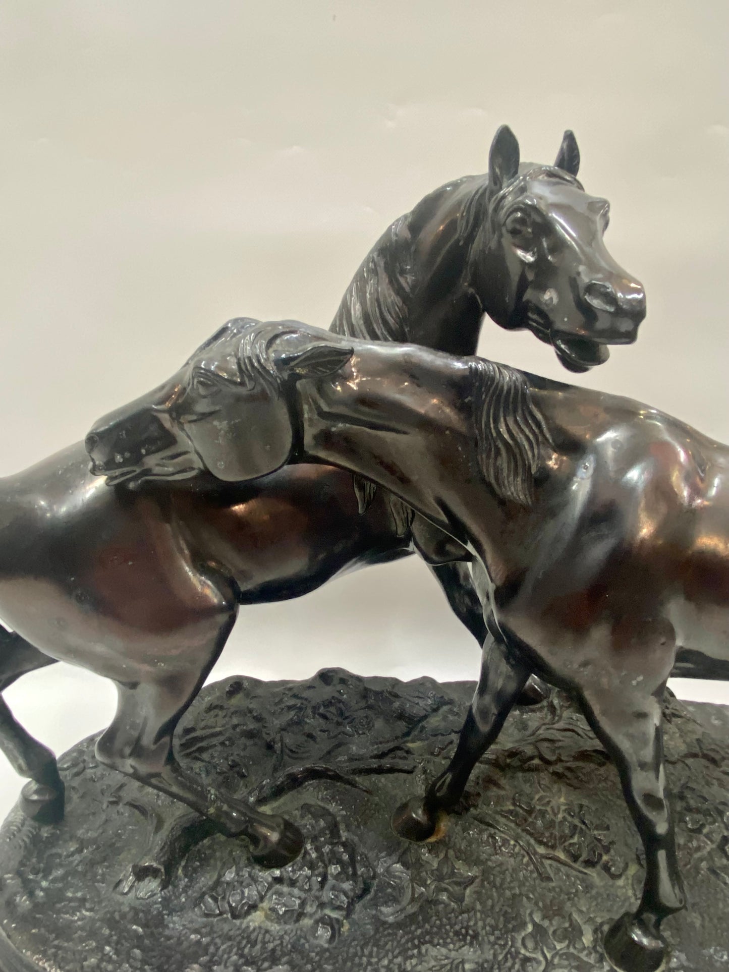 Escultura de caballo en bronce de principios del siglo XX, basada en L'Accolade de Pierre Mene. 1908-1939