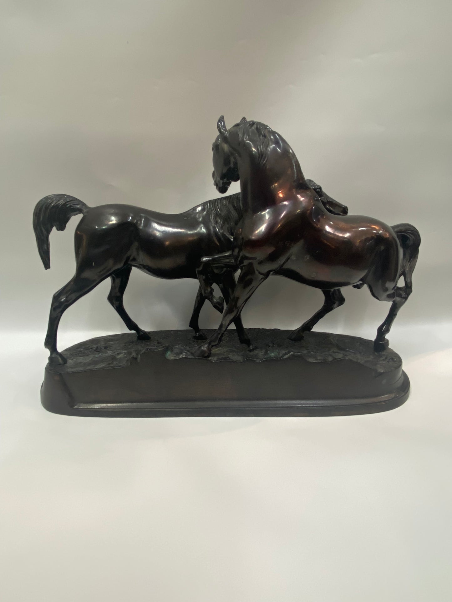 Escultura de caballo en bronce de principios del siglo XX, basada en L'Accolade de Pierre Mene. 1908-1939