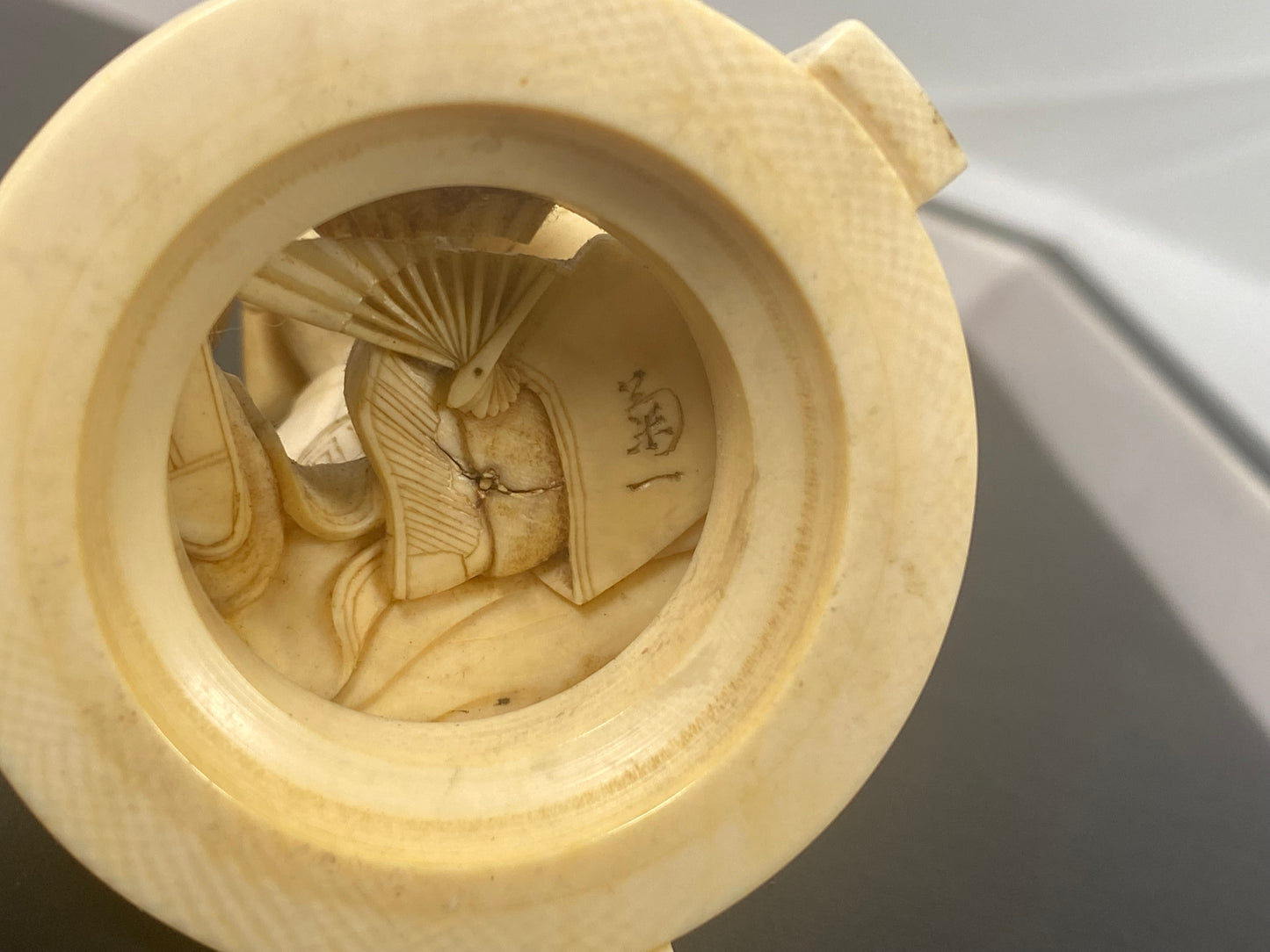 俏皮的古董东京学校签名日本象牙 okimono,一个带有两只老鼠的扇子工匠