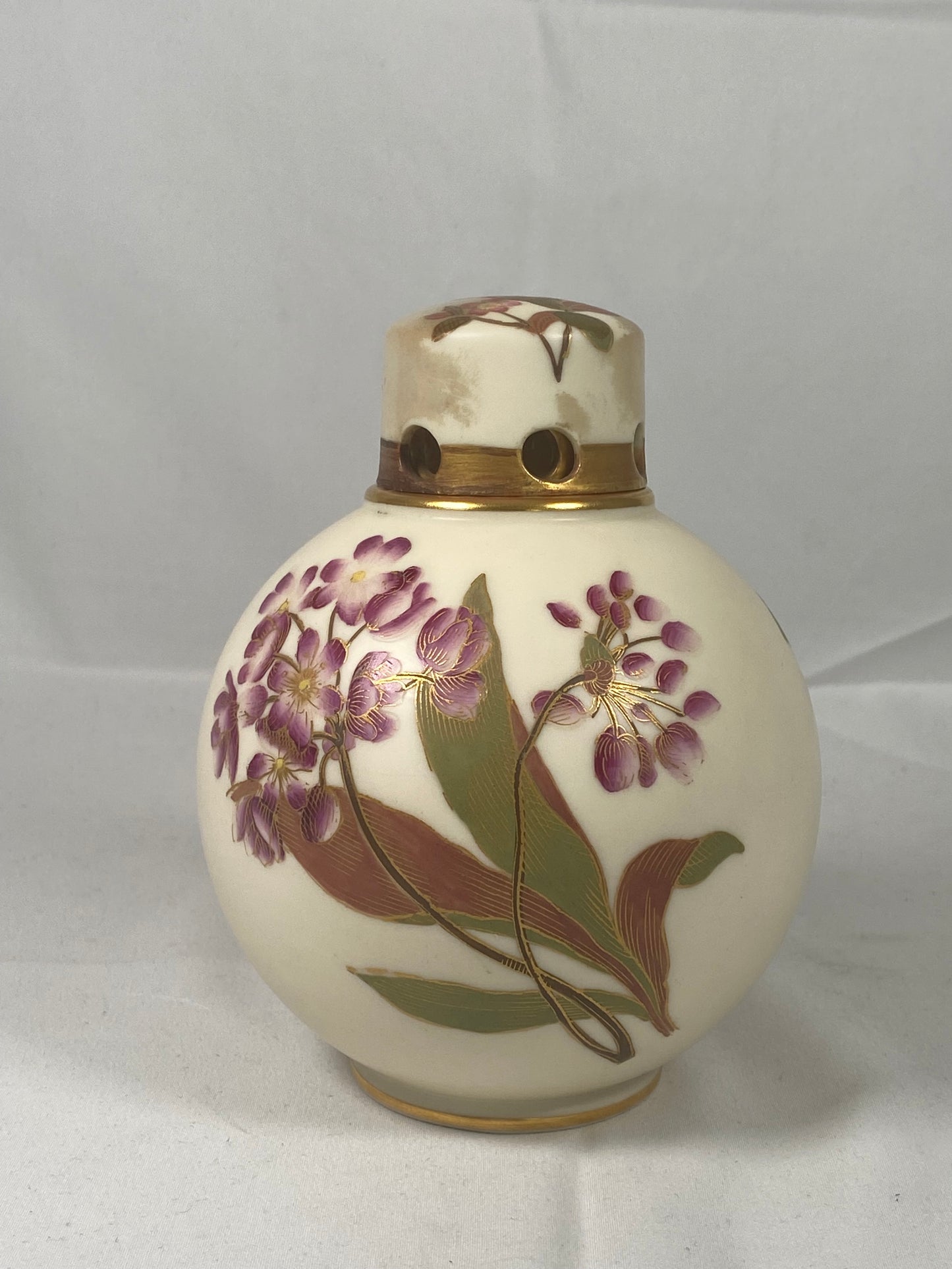 Maceta de popurrí de porcelana Royal Worcester color marfil ruborizado de finales de la época victoriana