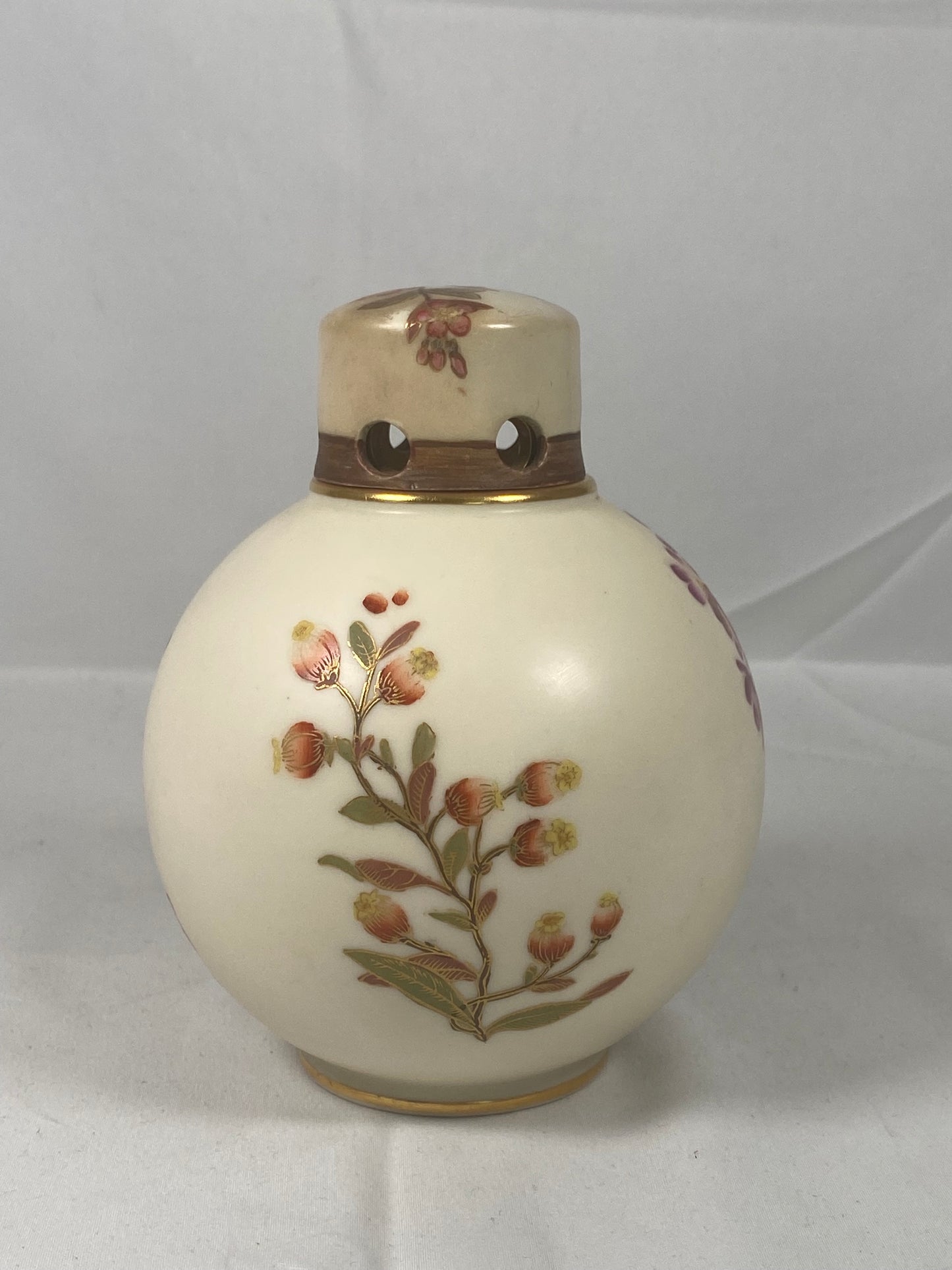 Maceta de popurrí de porcelana Royal Worcester color marfil ruborizado de finales de la época victoriana