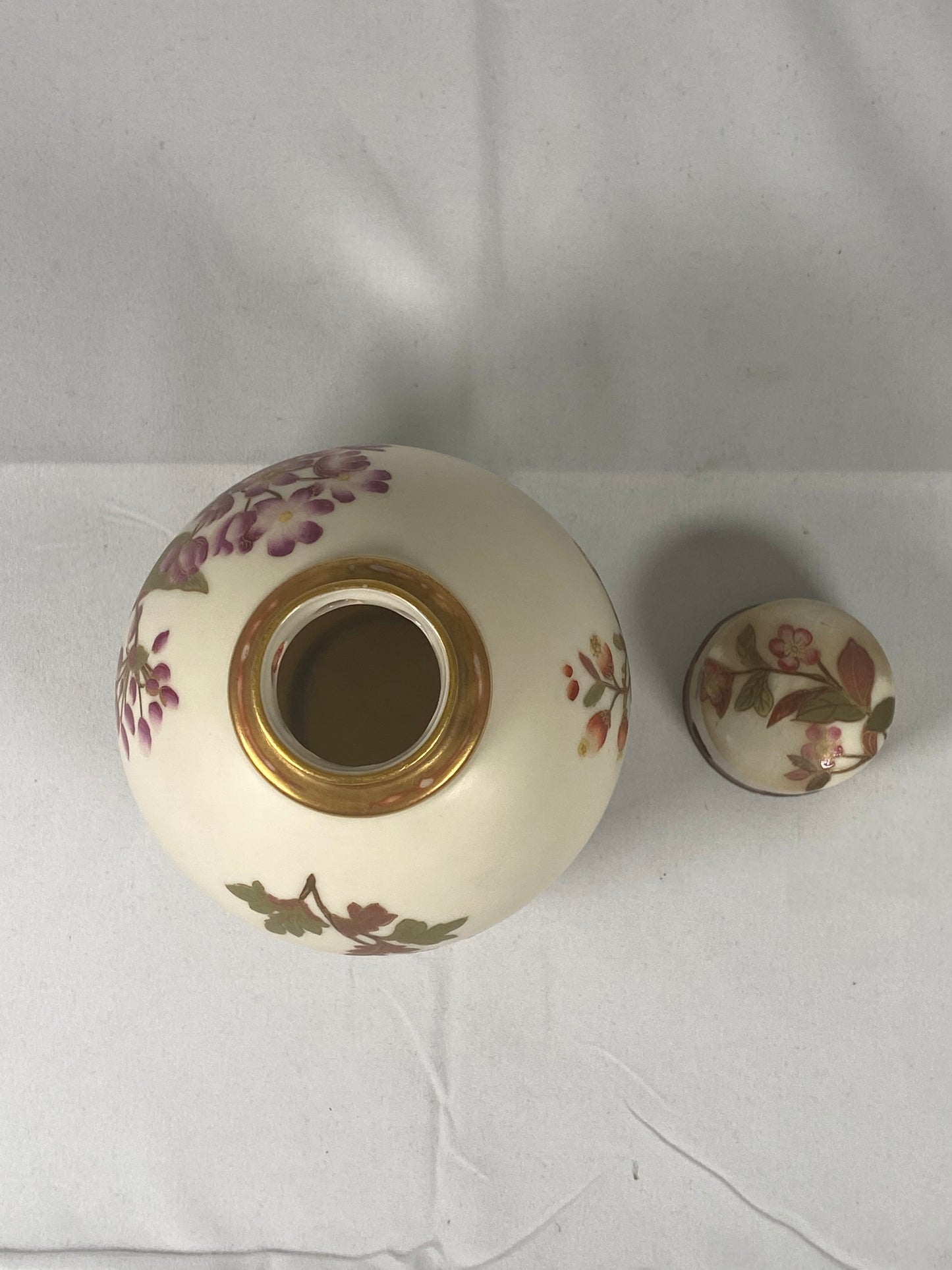 Maceta de popurrí de porcelana Royal Worcester color marfil ruborizado de finales de la época victoriana