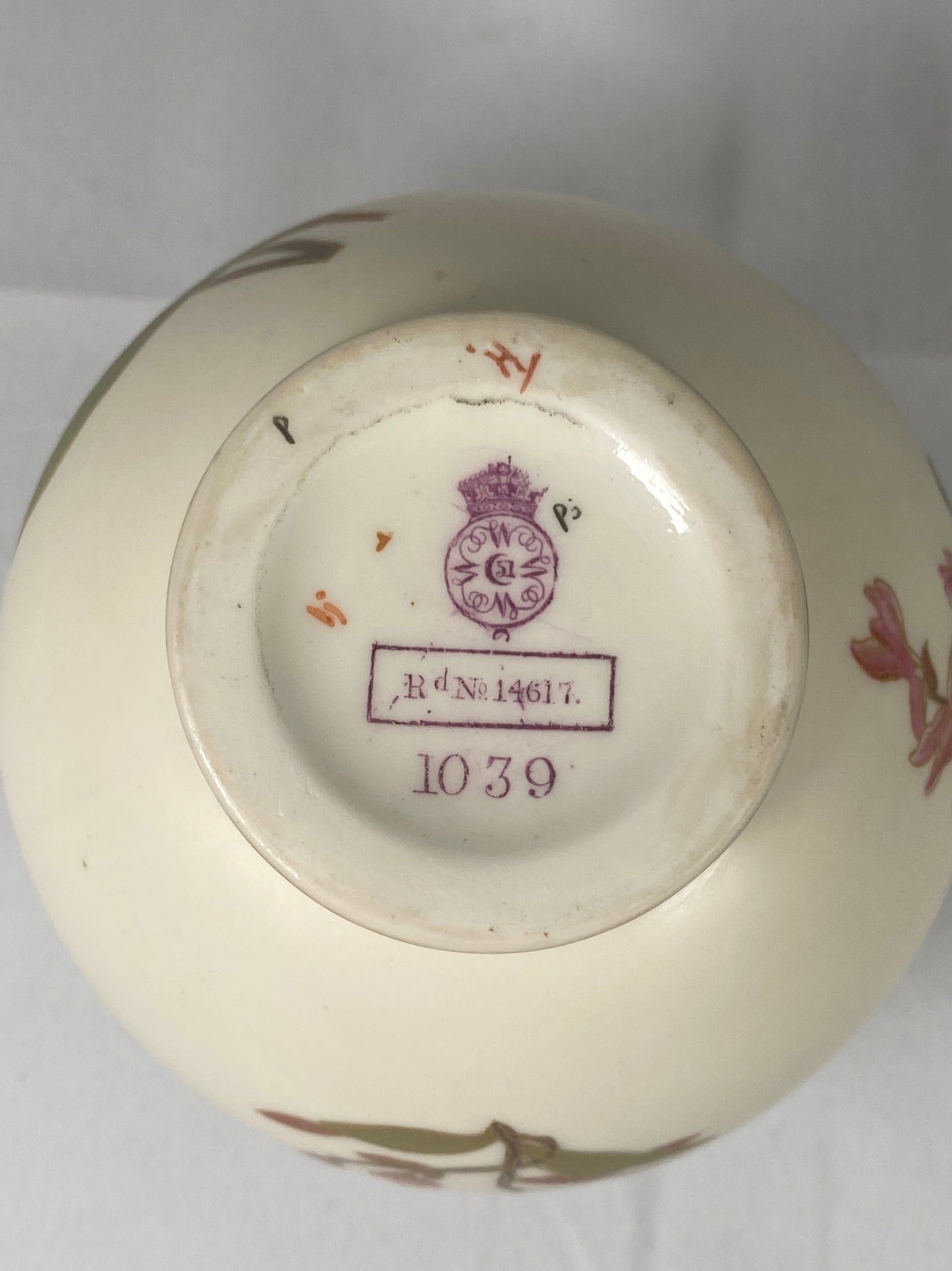 Maceta de popurrí de porcelana Royal Worcester color marfil ruborizado de finales de la época victoriana