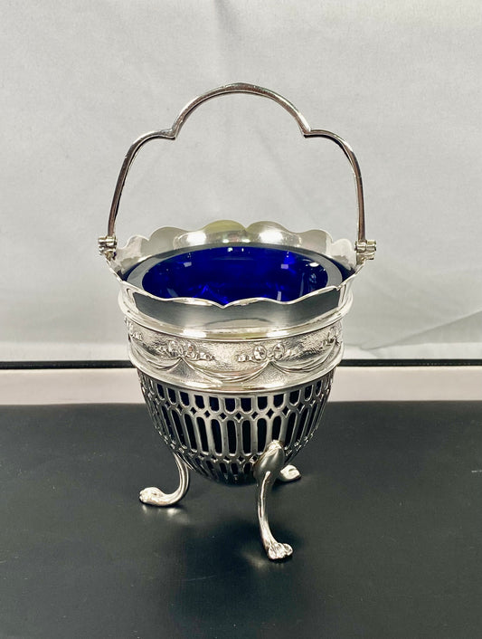 Cesta de plata esterlina de la época victoriana tardía con forma de huevo perforada y revestimiento de vidrio azul cobalto