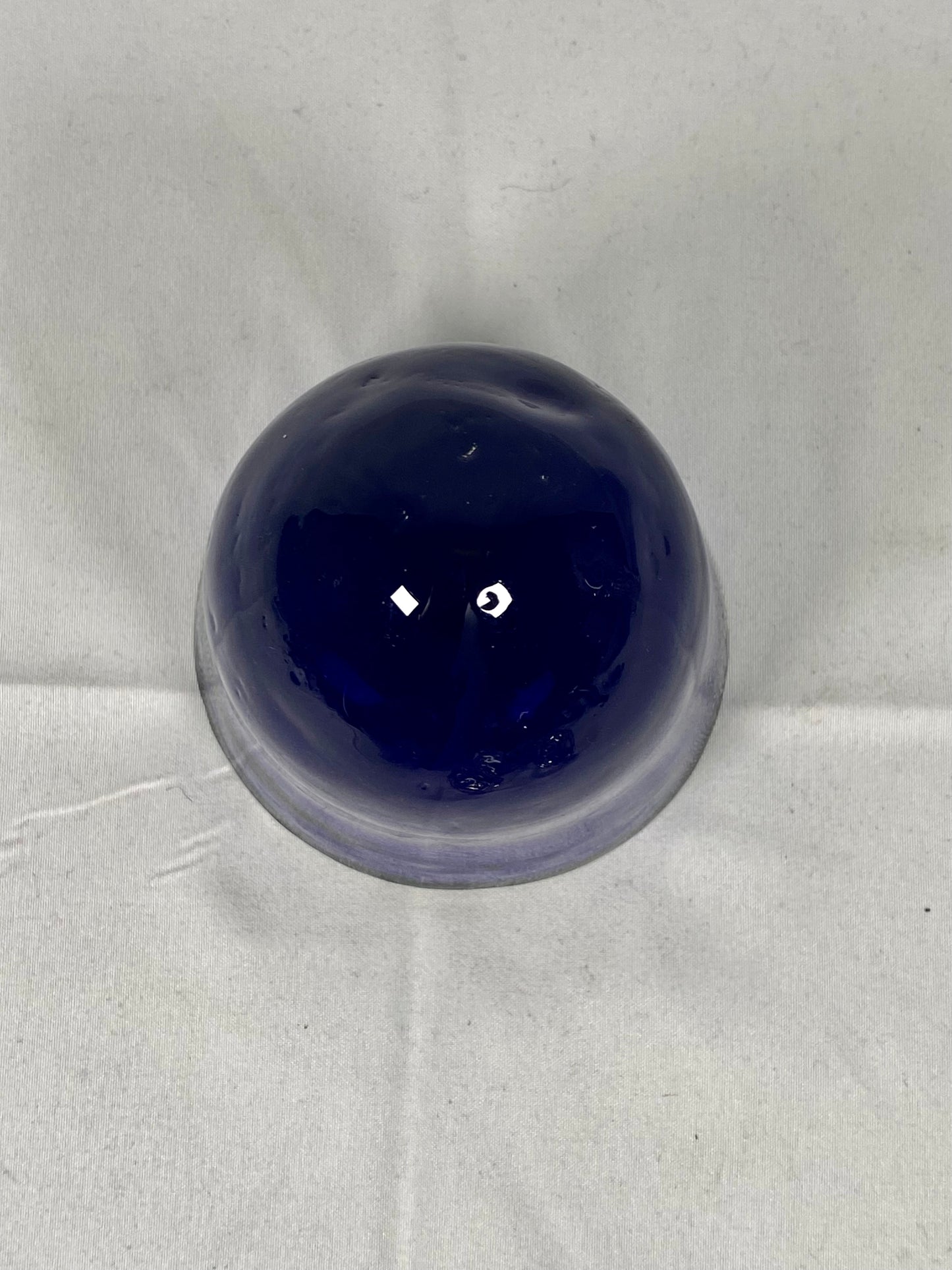 Cesta de plata esterlina de la época victoriana tardía con forma de huevo perforada y revestimiento de vidrio azul cobalto