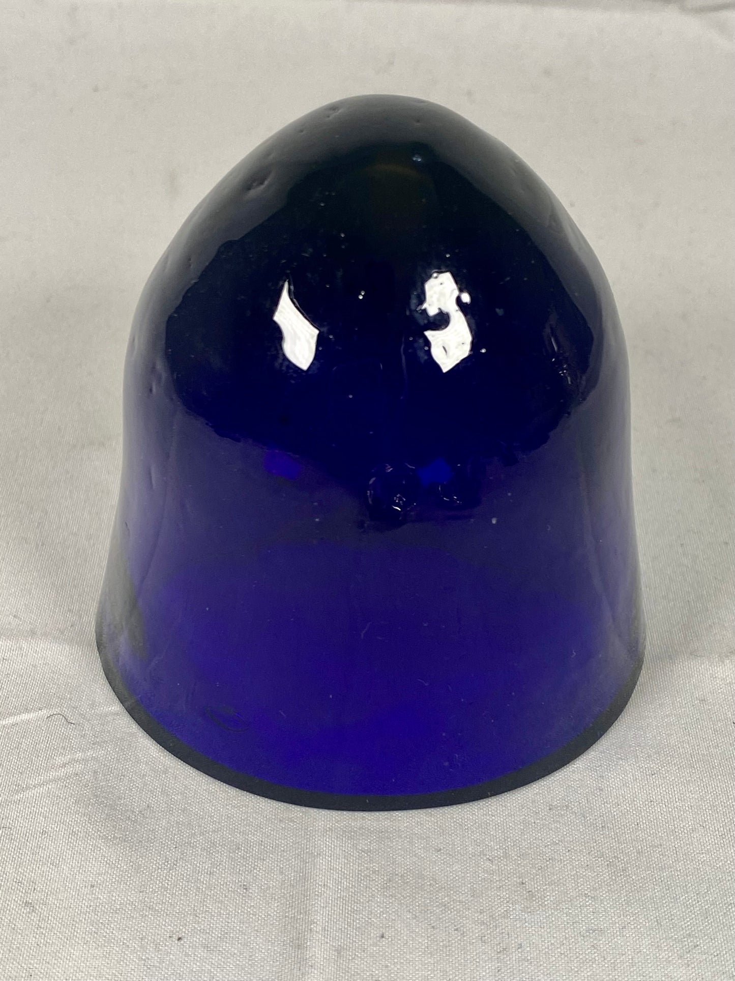 Cesta de plata esterlina de la época victoriana tardía con forma de huevo perforada y revestimiento de vidrio azul cobalto