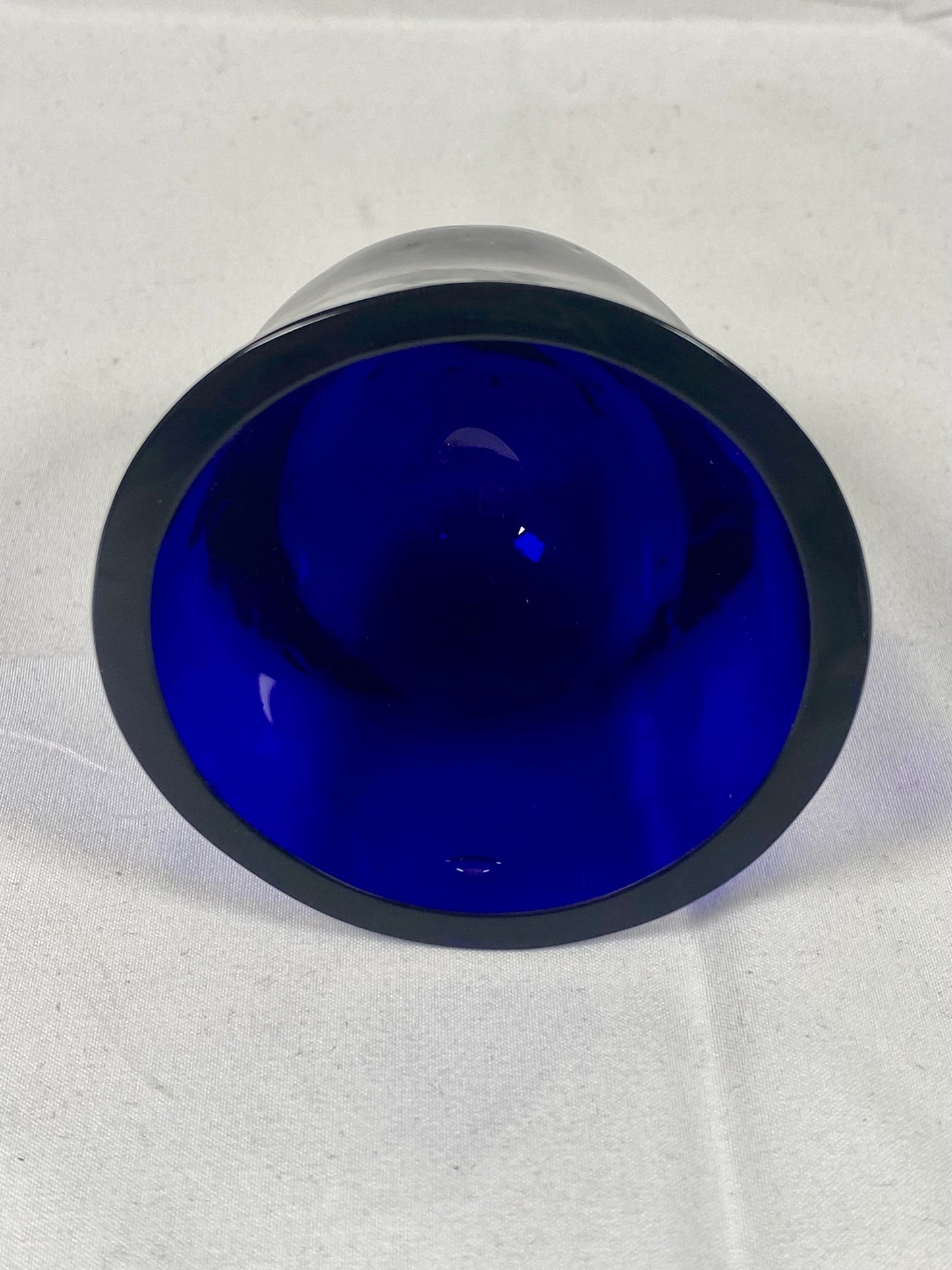 Cesta de plata esterlina de la época victoriana tardía con forma de huevo perforada y revestimiento de vidrio azul cobalto