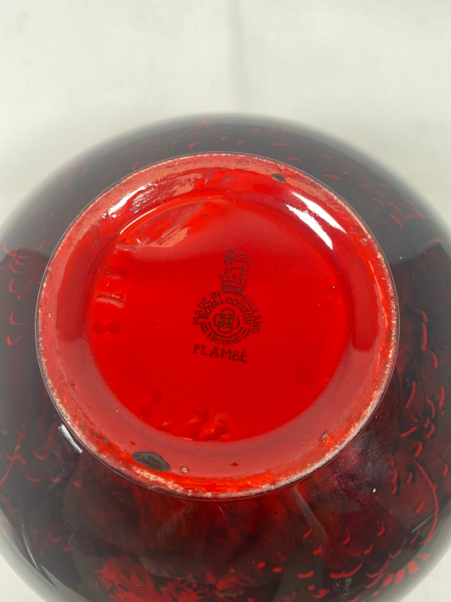 20 世纪 30 年代皇家道尔顿 Flambe ware 圆形花瓶,小屋/乡村别墅场景