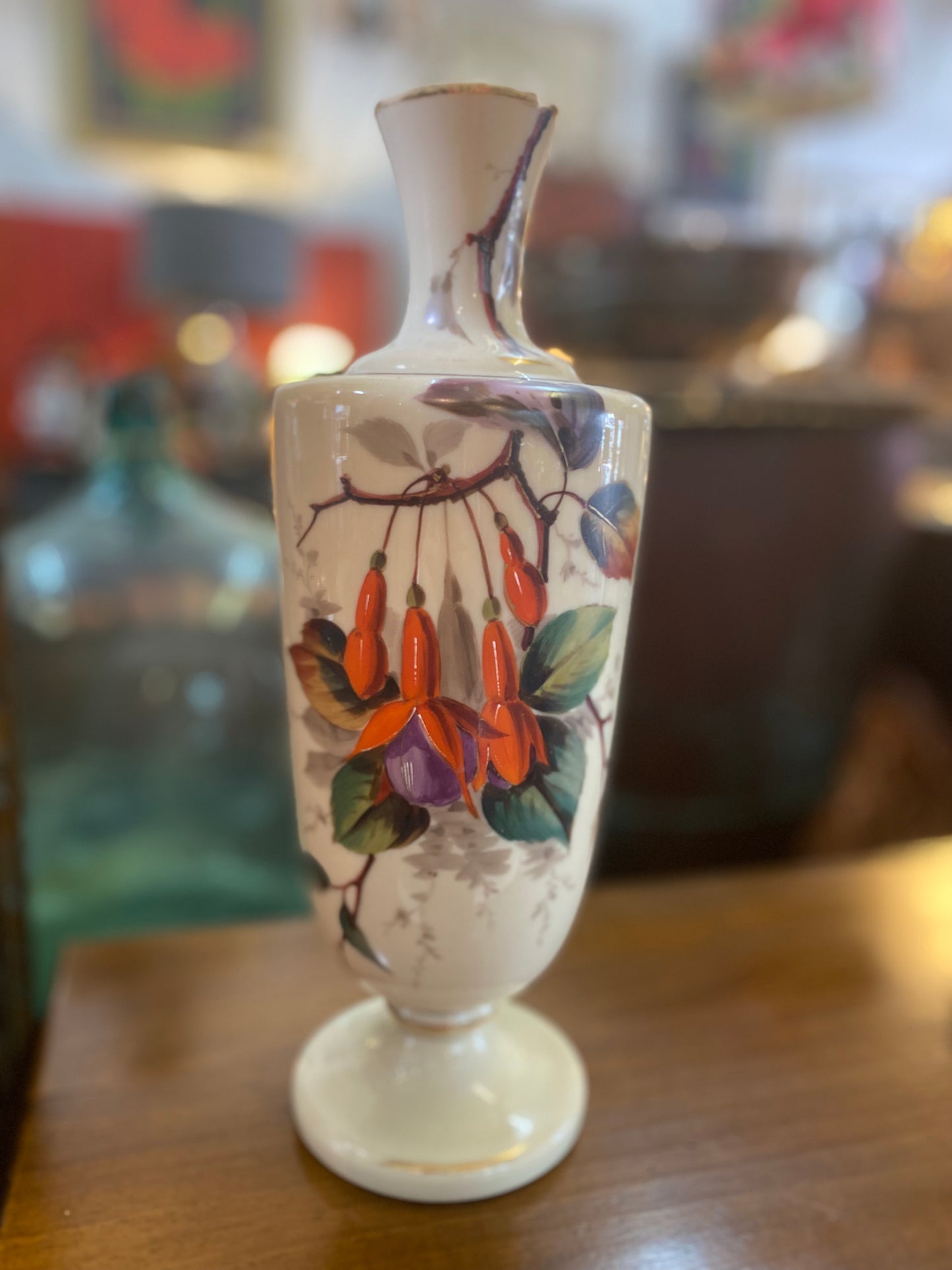 Par de jarrones de repisa victorianos de vidrio opalino, posiblemente pintados a mano