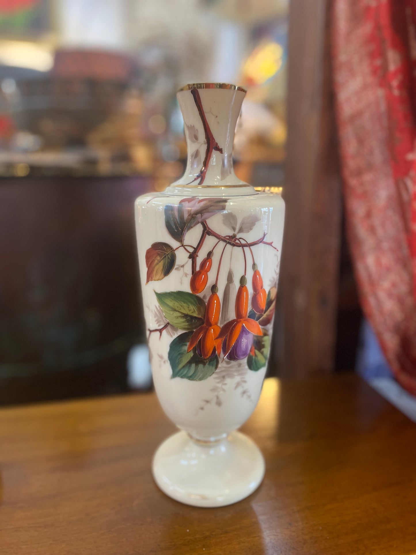 Par de jarrones de repisa victorianos de vidrio opalino, posiblemente pintados a mano