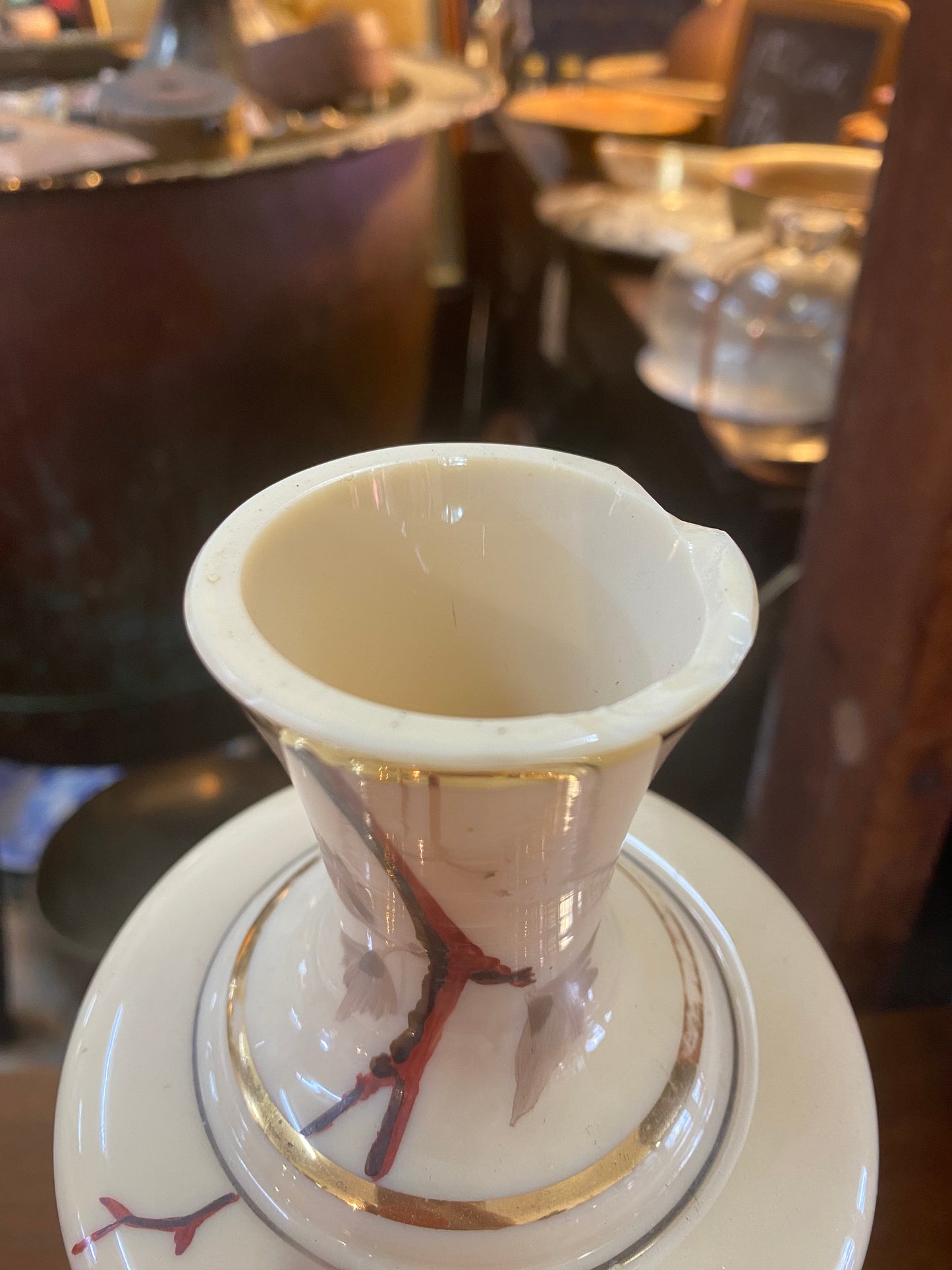 Par de jarrones de repisa victorianos de vidrio opalino, posiblemente pintados a mano