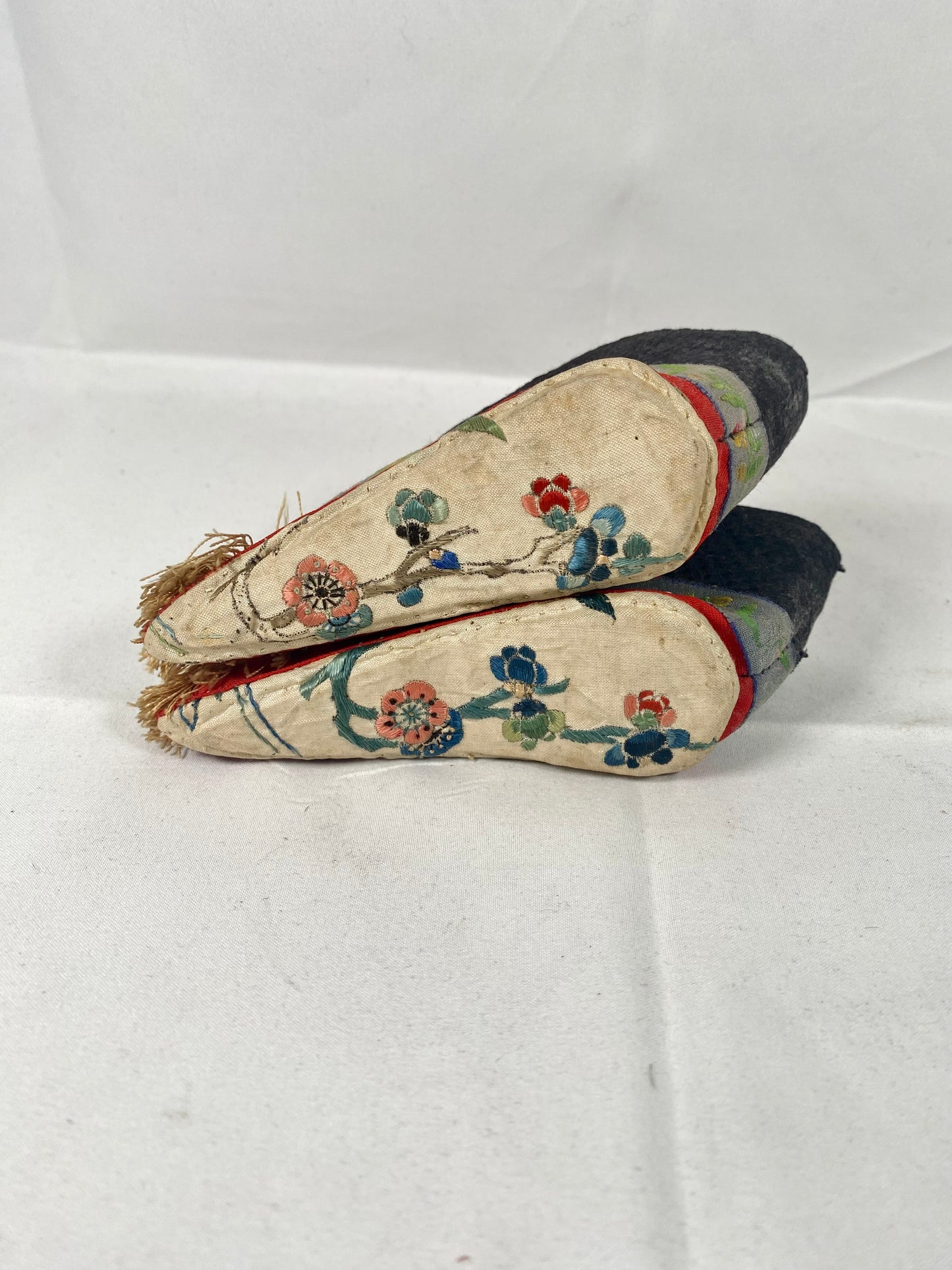 可爱的古董中国莲花/金百合鞋,绣花鞋底,婚鞋山东风格