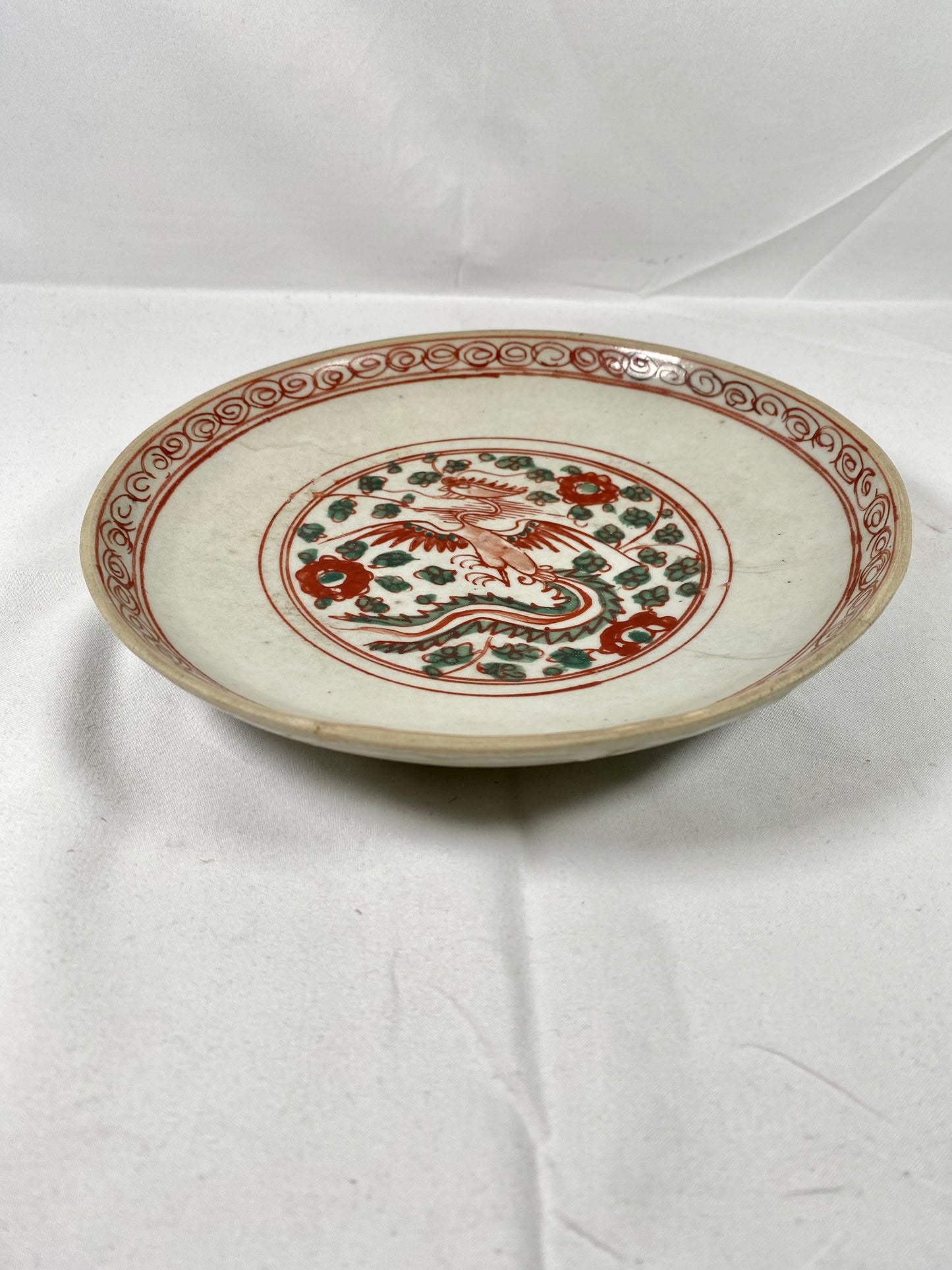 Plato Swatow chino Ming del siglo XVI con motivo de fénix rojo y verde