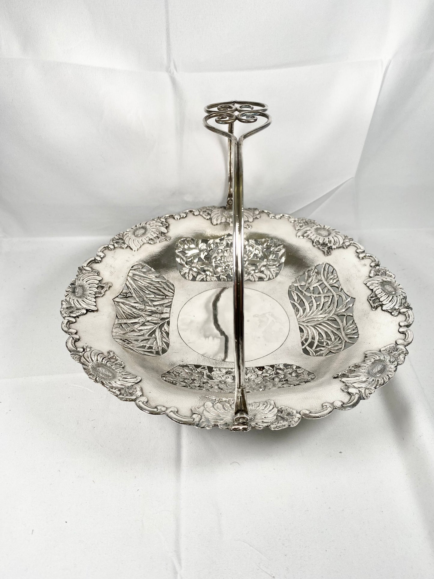 Gran cesta antigua china de plata de exportación con asa colgante y motivos florales y de temporada perforados.