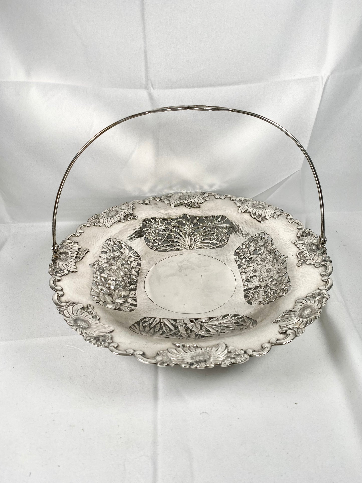 Gran cesta antigua china de plata de exportación con asa colgante y motivos florales y de temporada perforados.